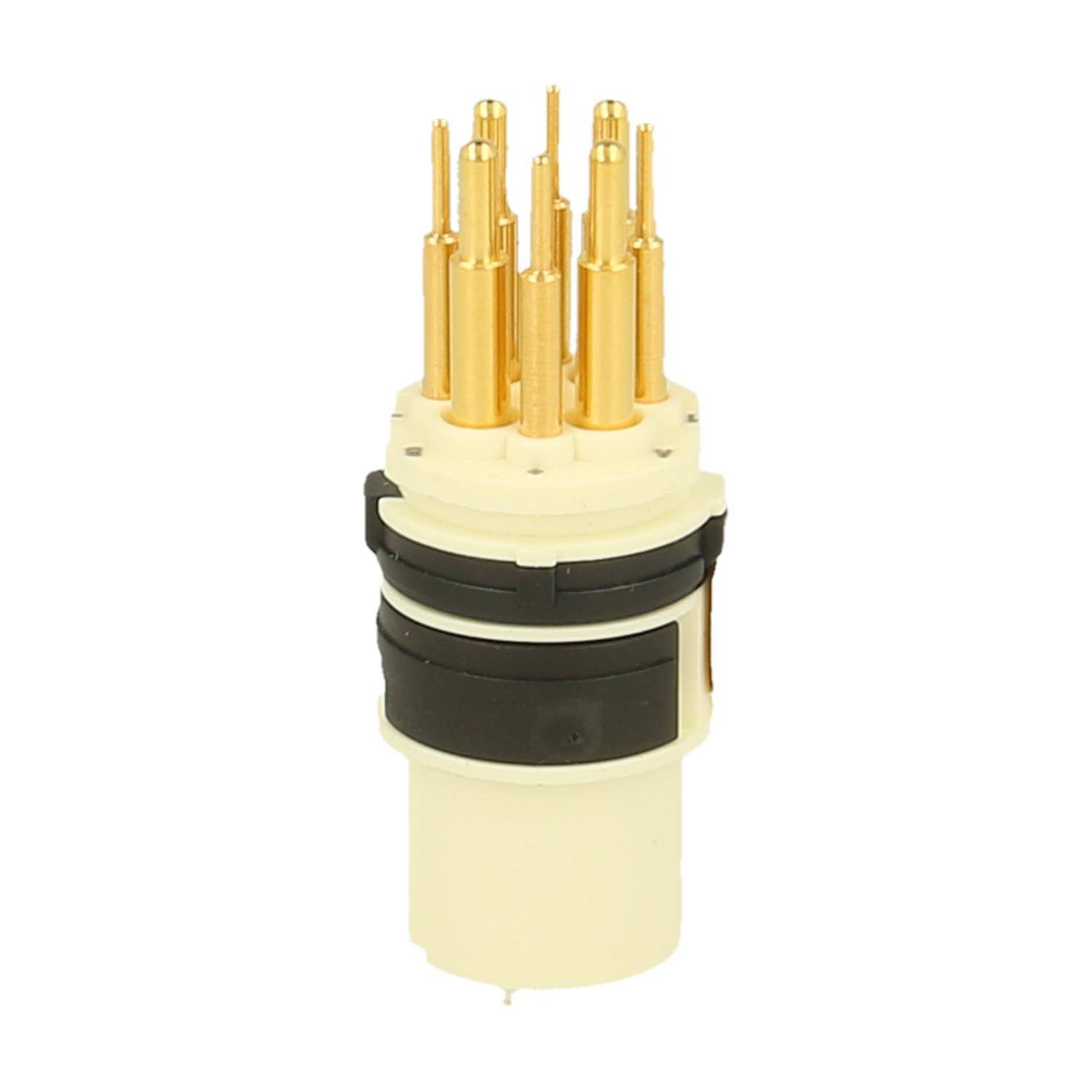 Ein weißer und goldener zylindrischer elektronischer Anschluss mit mehreren Goldstiften auf der Oberseite.