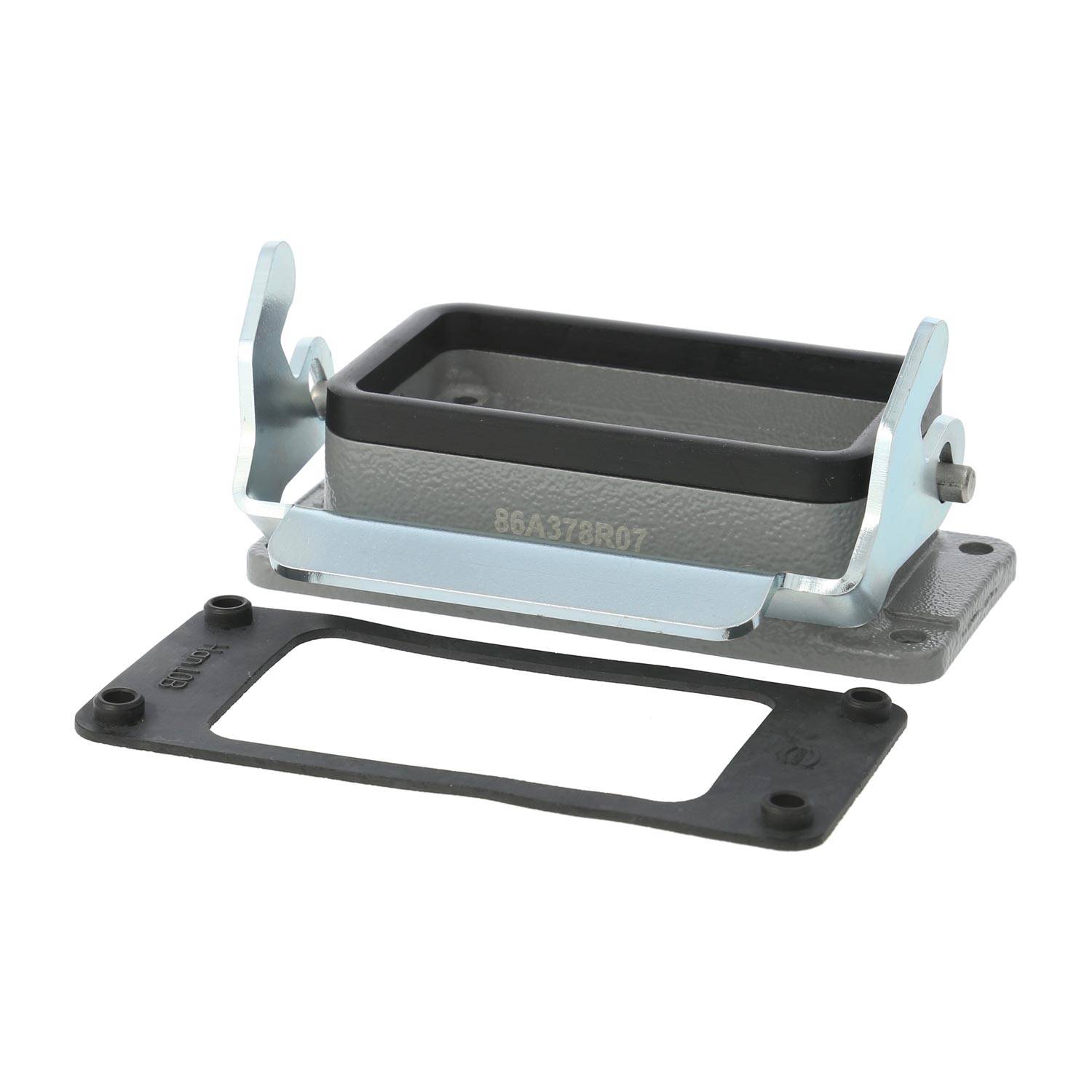 Ein rechteckiges Metallgehäuse mit einem Klappdeckel und einer separaten Befestigungsdichtung. Es scheint eine Komponente für elektrische oder mechanische Zwecke zu sein.