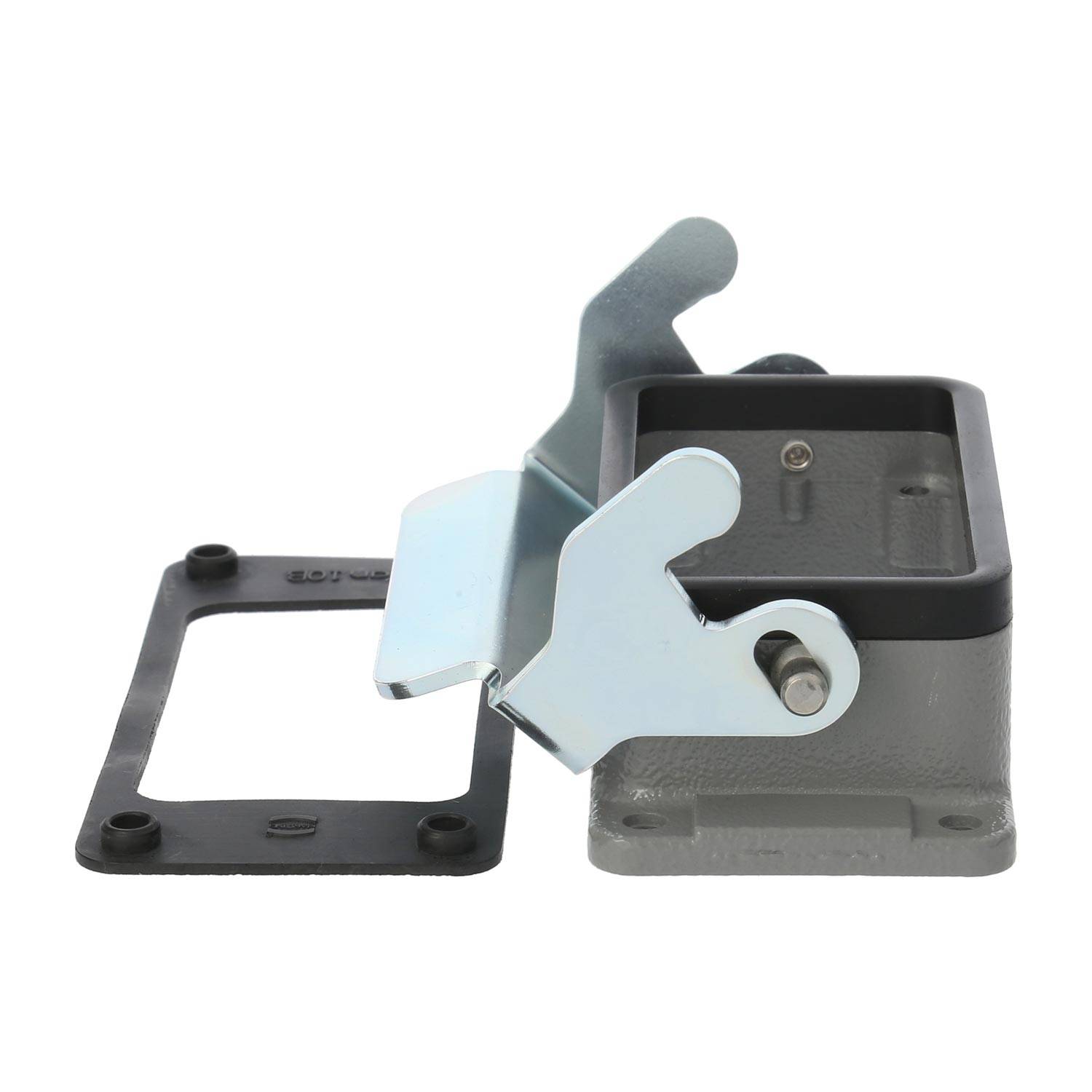 Ein graues industrielles Anschlussgehäuse mit Befestigungsmerkmalen, einschließlich eines Metallhebels und einer abgenommenen rechteckigen Dichtung, auf weißem Hintergrund dargestellt.