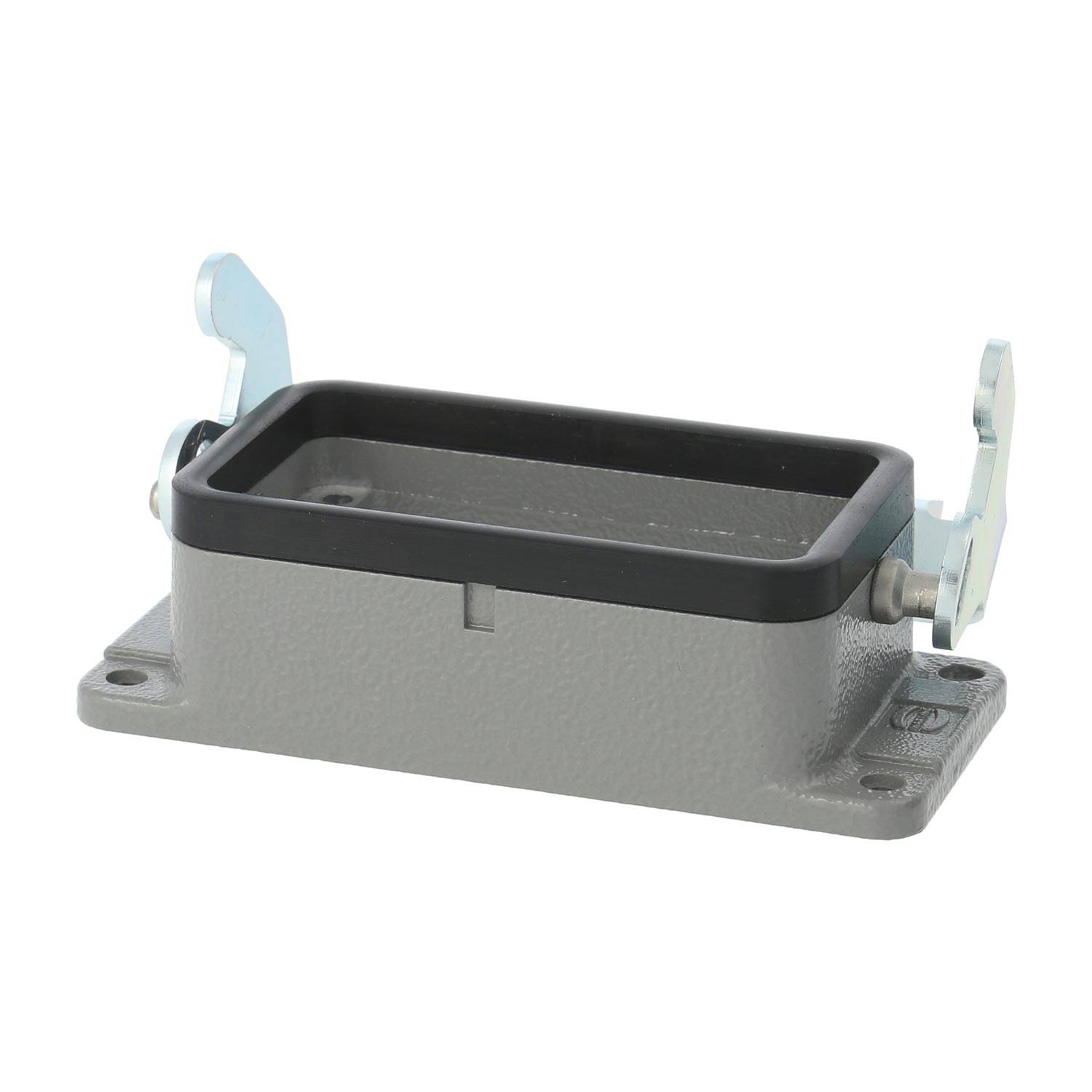 Ein rechteckiger grauer industrieller Anschlussblock mit Metalllaschen an beiden Seiten, der zur Sicherung elektrischer Verbindungen verwendet wird.