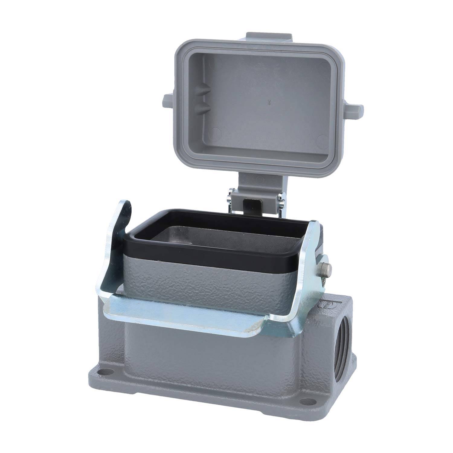 Eine offene graue Metall-Elektroverteilerdose mit einem Klappdeckel und einer Montagebasis, entwickelt zur Unterbringung elektrischer Anschlüsse.