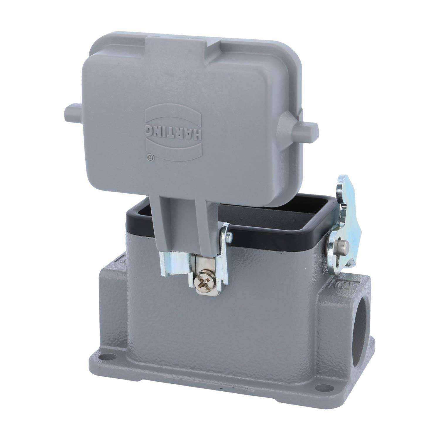 Ein grau-silbernes, robustes industrielles Steckverbindergehäuse mit einer Schutzabdeckung, ausgelegt für elektrische Anwendungen, vor einem weißen Hintergrund.