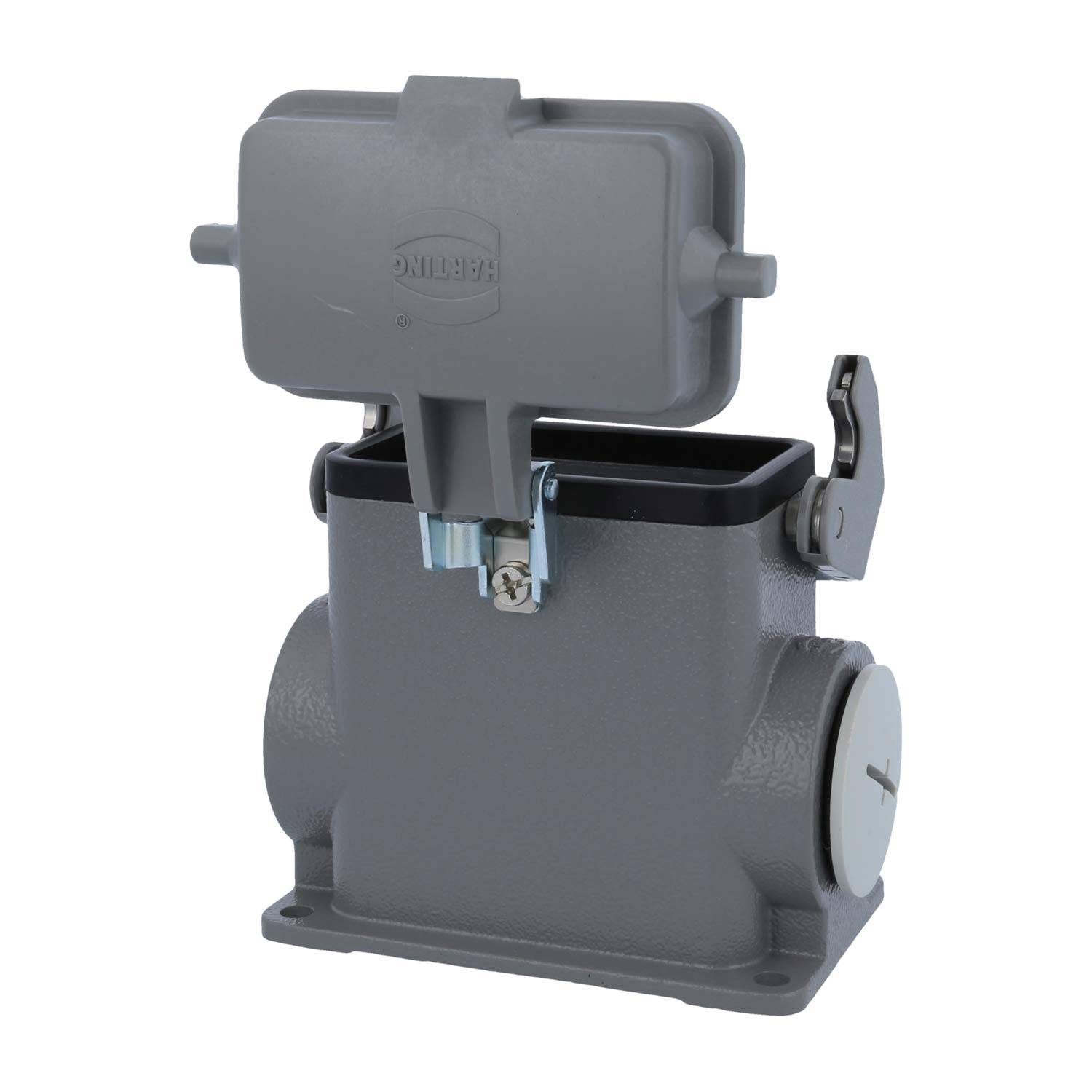 Eine offene, graue industrielle elektrische Verteilerdose mit Klappdeckel und Verriegelungsmechanismus, die für wetterfeste Schutz konzipiert ist.