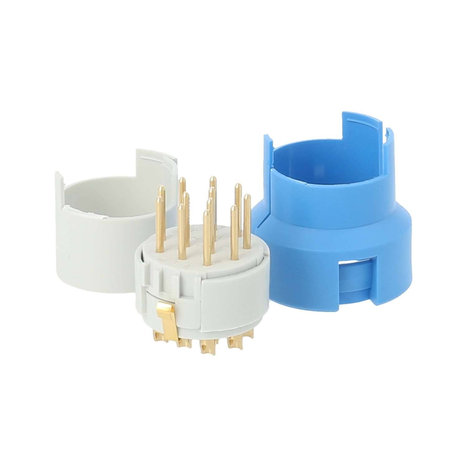 Buchse mit mehreren Goldstiften und blauen und weißen Kunststoffkomponenten, wahrscheinlich für elektronische Verbindungen verwendet.