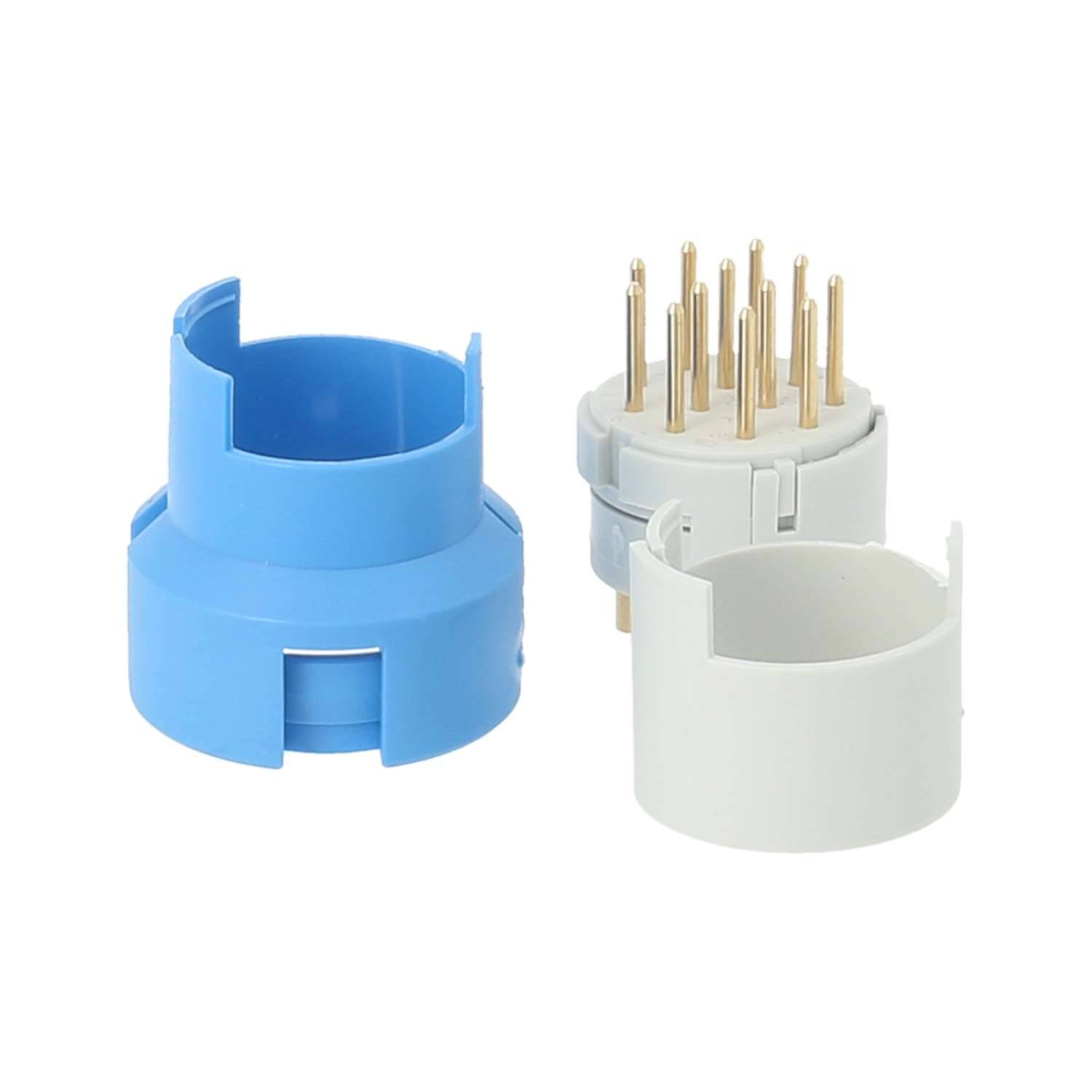 Ein blauer Stecker, ein grauer Stecker und ein weißer Verbinder mit mehreren Metallkontakten. Die Komponenten sind für elektronische Verbindungen ausgelegt.