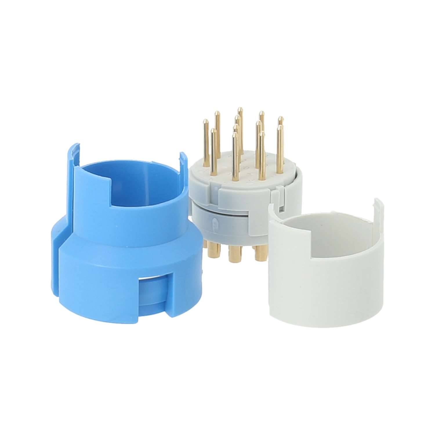 „Blaues und weißes Kunststoff- und Metallelektronikkomponente mit mehreren goldenen Stiften, möglicherweise eine Buchse oder ein Stecker, auf weißem Hintergrund.