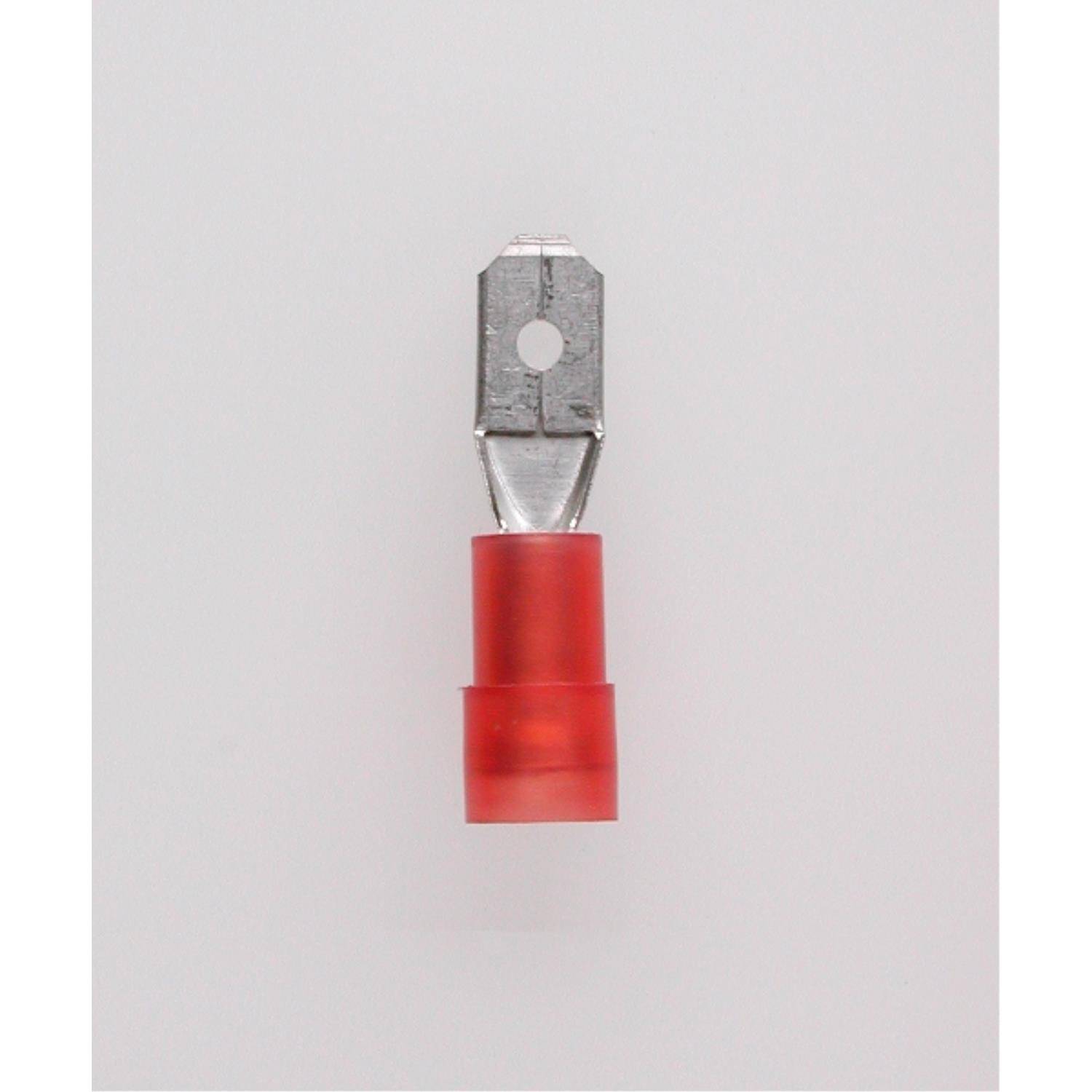 Ein roter isolierter Crimpkabelschuh mit einem metallischen Klingenverbinder, der für elektrische Verkabelung verwendet wird, ist in der Mitte des Bildes vor einem einfarbigen Hintergrund positioniert.