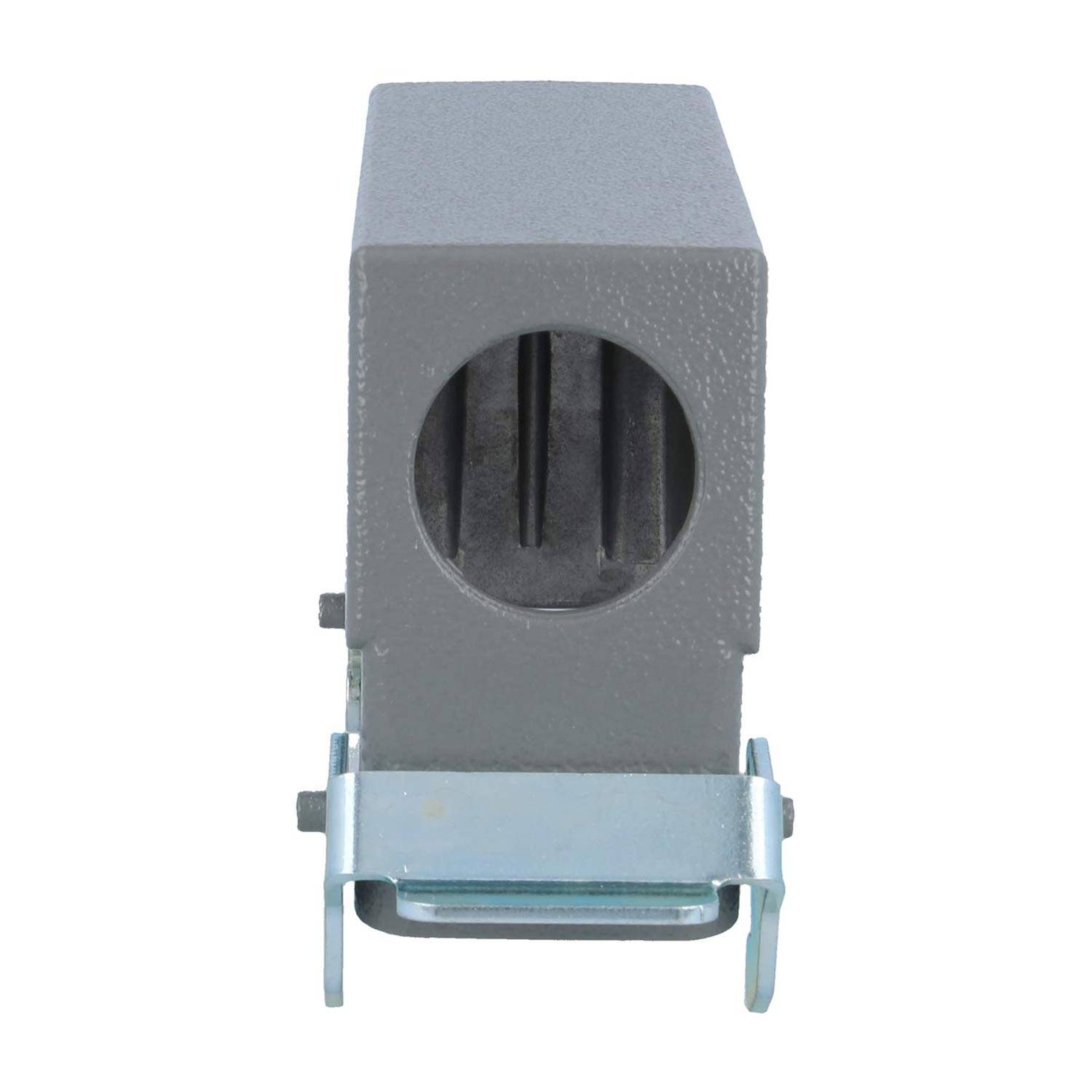 Eine graue Metall-Industrieklemme mit einer kreisförmigen Öffnung und einem Sicherungsmechanismus, die zum Montieren oder Festhalten von Objekten verwendet wird.