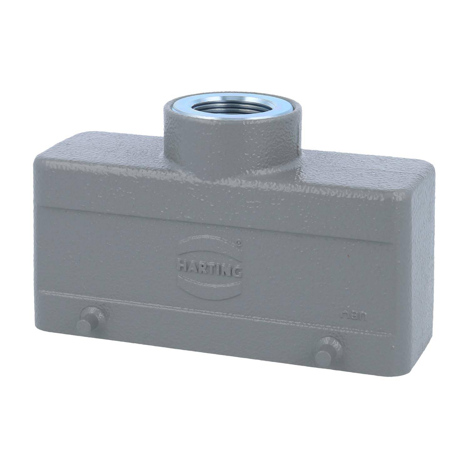 Ein graues, rechteckiges industrielles Anschlussgehäuse mit einer kreisförmigen Gewindebohrung oben und eingepresstem Logo.