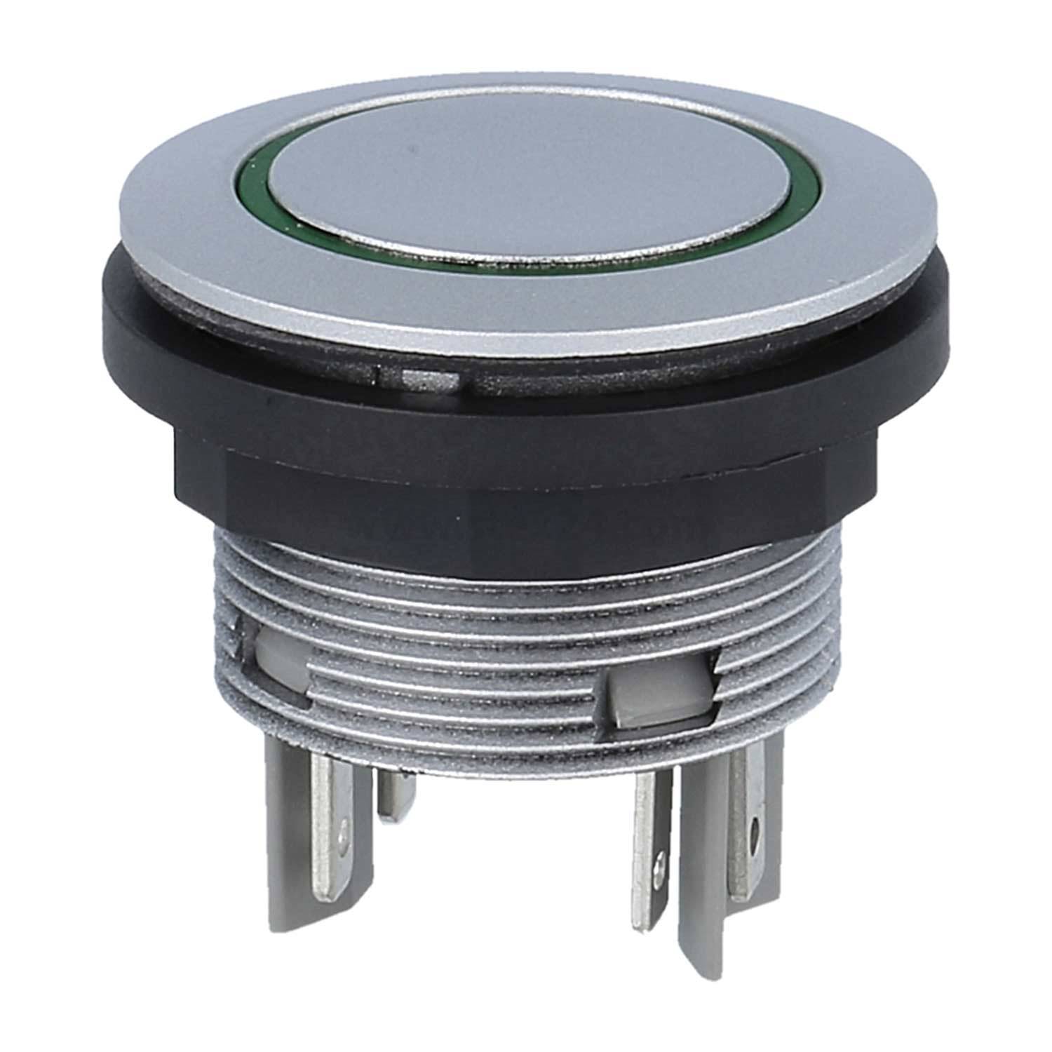 Ein runder Metalldrucktaster mit einem grünen LED-Ring, ausgestattet mit vier Metallanschlüssen an der Basis, zur Befestigung an Bedienblenden konzipiert.