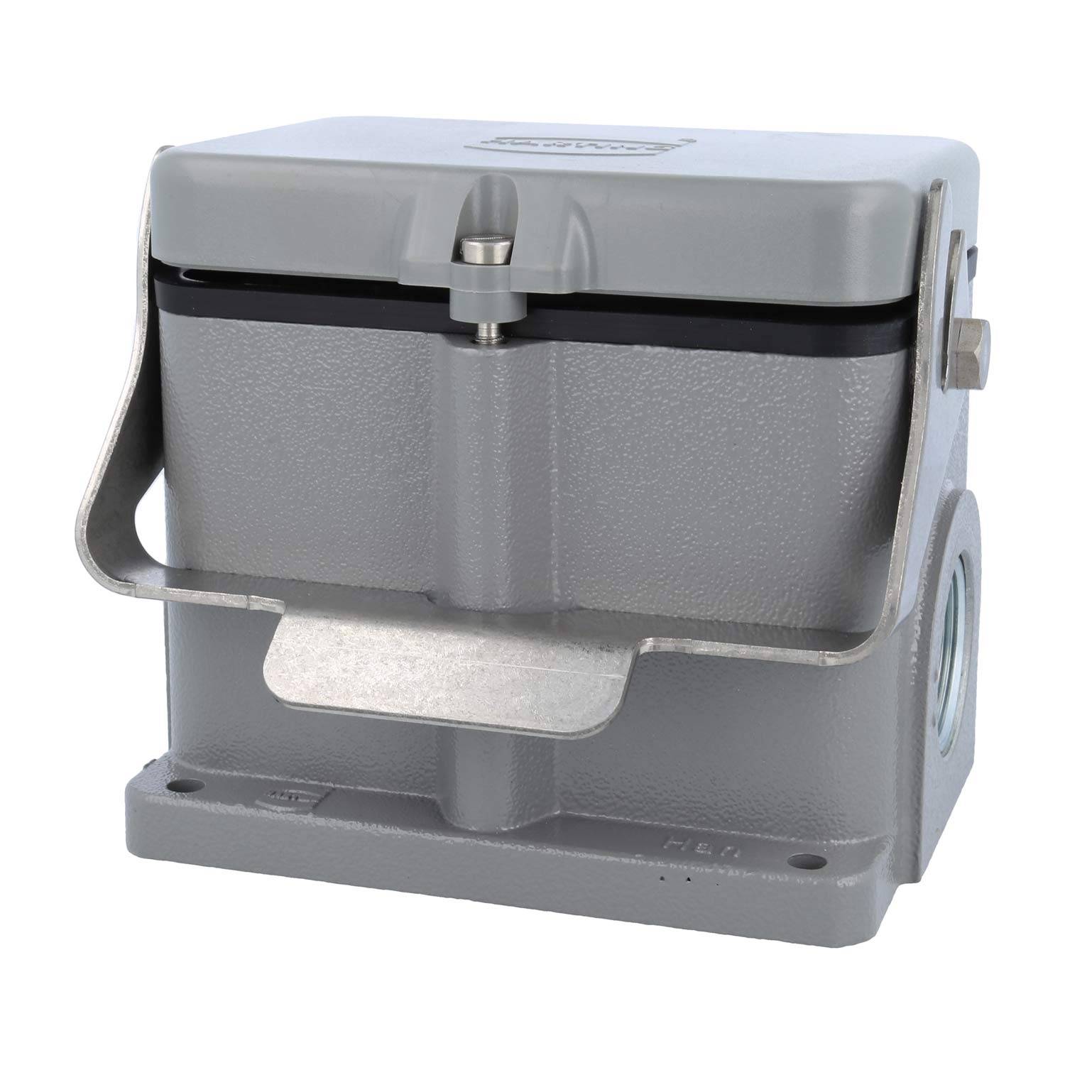 Ein grauer industrieller Anschlussgehäuse mit einem Klappdeckel, geeignet für elektrische Anwendungen, auf einer flachen Basis zur Installation positioniert.