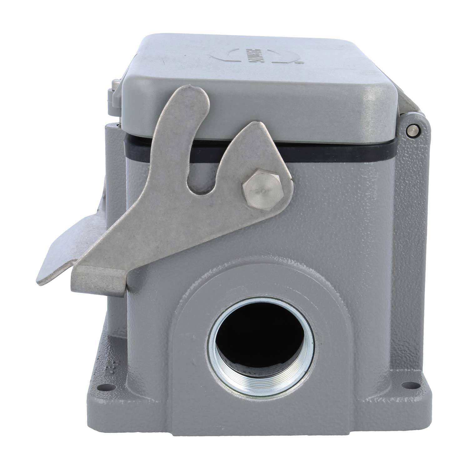 Ein grauer, industrieller Elektroverteiler mit Hebelverriegelung und einer kreisförmigen Öffnung am unteren Ende, der zur Unterbringung von Anschlüssen verwendet wird.