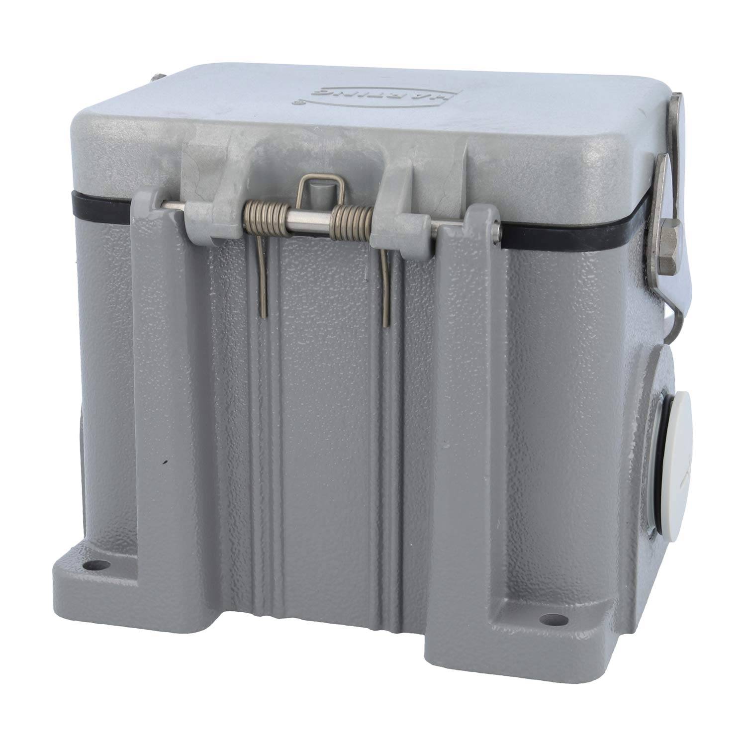 Eine graue Metallverteilerdose mit einem Federverschluss und zwei seitlichen Klammern, die für den Außeneinsatz konzipiert ist, steht auf einer ebenen Oberfläche.