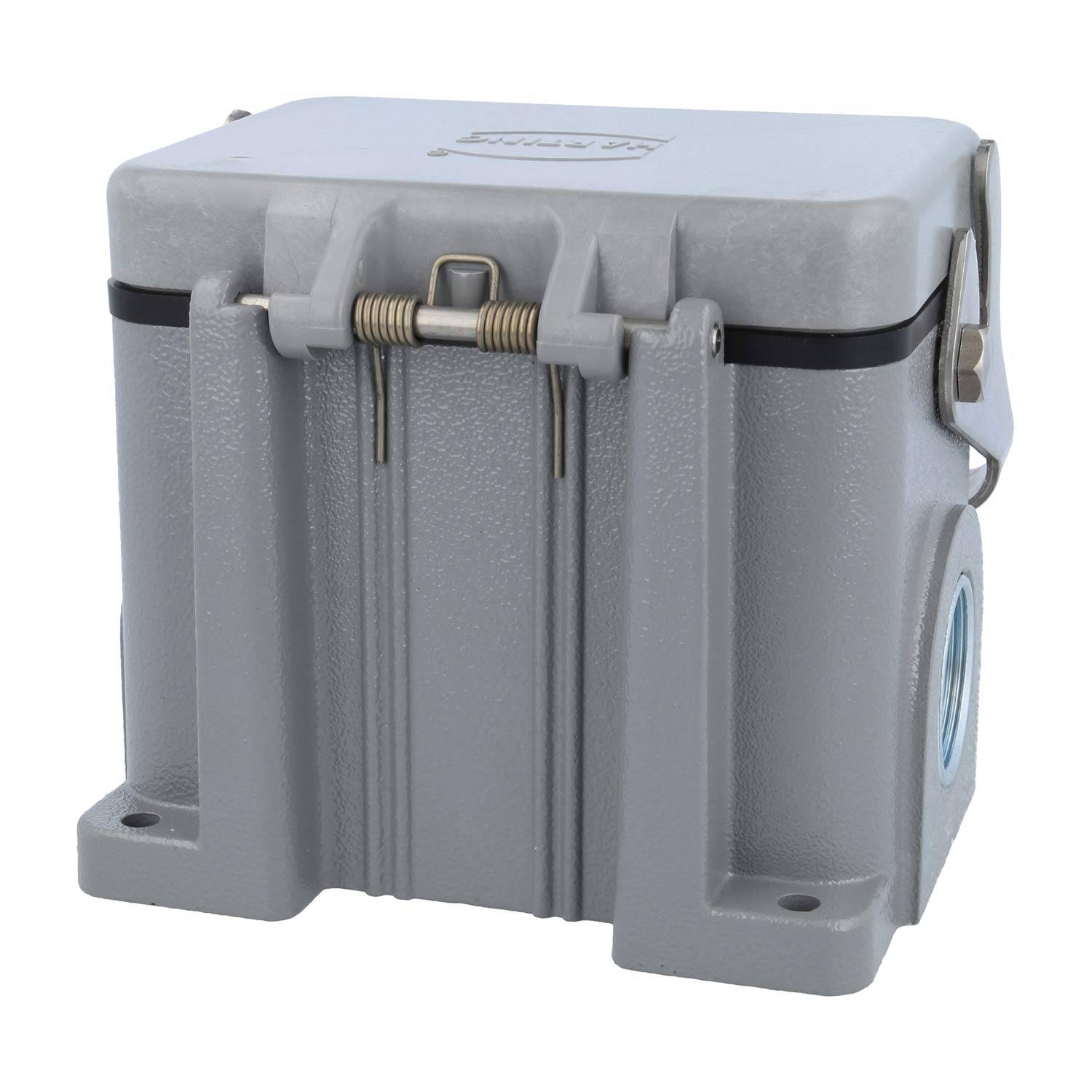 Graue, rechteckige, strapazierfähige Verteilerdose mit Verriegelungen und verstärkten Ecken, die üblicherweise zum Schutz elektrischer Verbindungen verwendet wird.