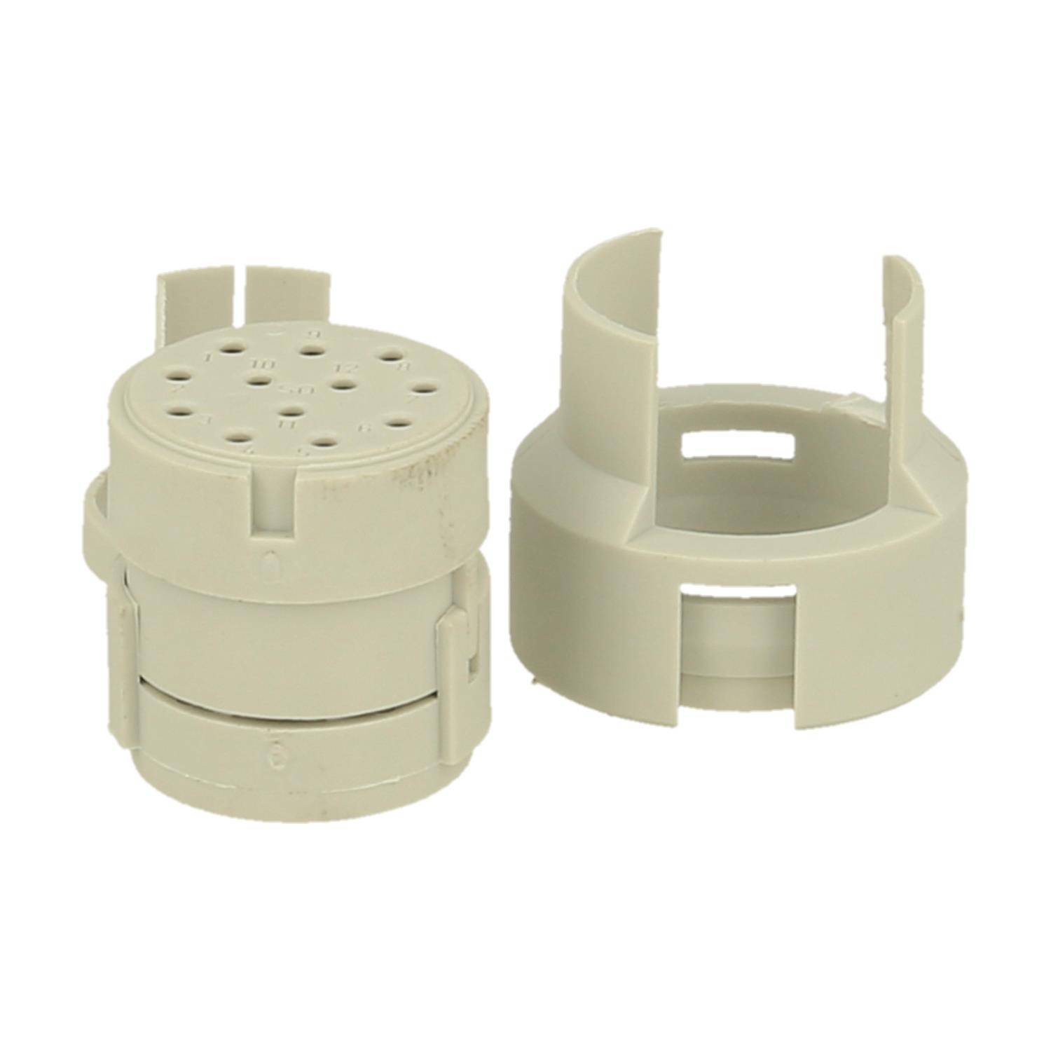 Zwei elfenbeinfarbene Kunststoffkomponenten, die zylindrischen Anschlüssen ähneln, mit mehreren Löchern an der Oberseite und Aussparungen an den Seiten.