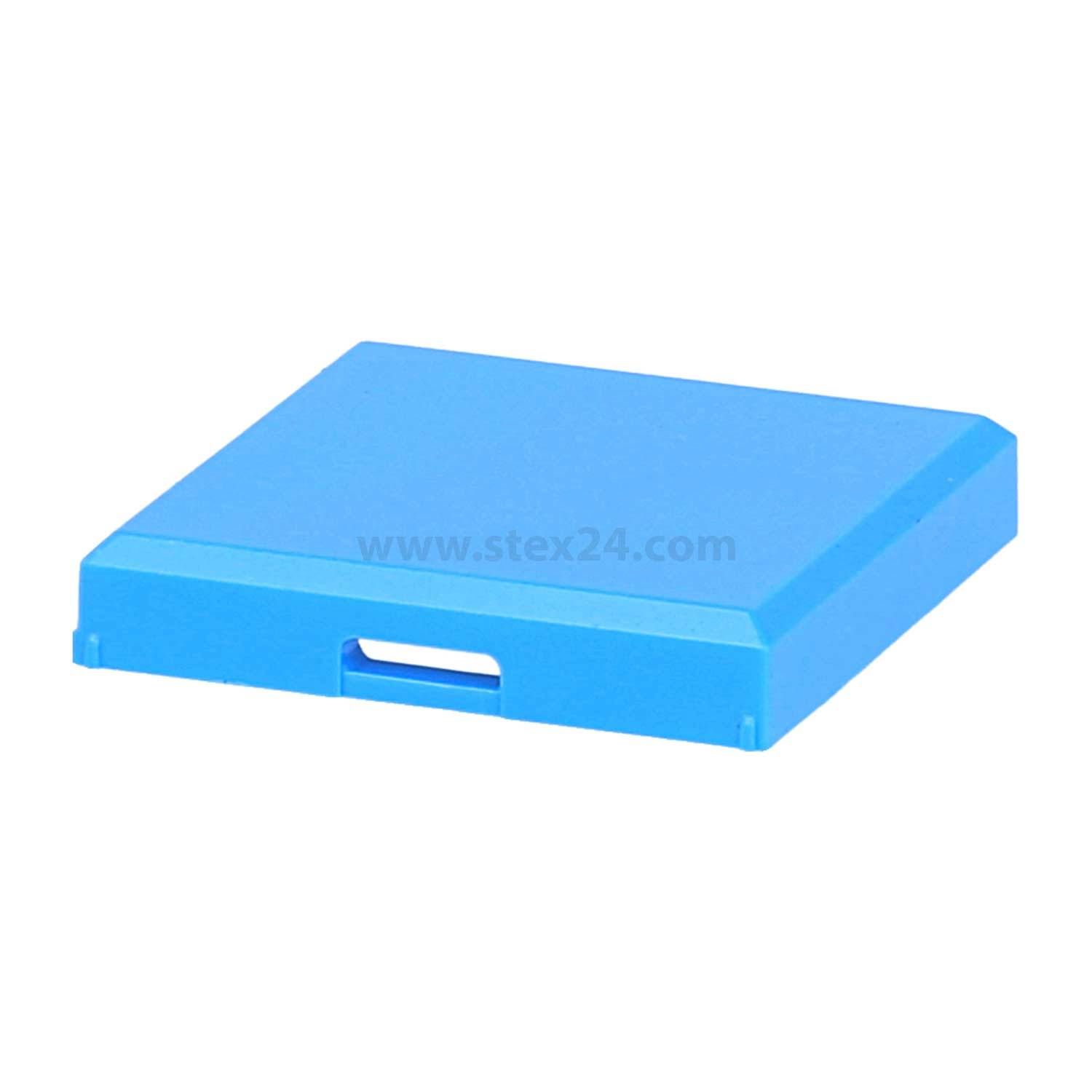 Ein blauer rechteckiger Plastikkoffer mit einem sichtbaren Schlitz an einer Seite.