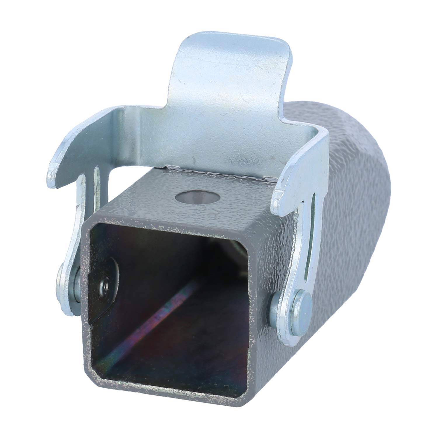 Eine Nahaufnahme eines Metalladapters für eine Anhängerkupplung, der eine quadratische Öffnung und eine silberne Klemmvorrichtung zum Befestigen von Anbauteilen aufweist.