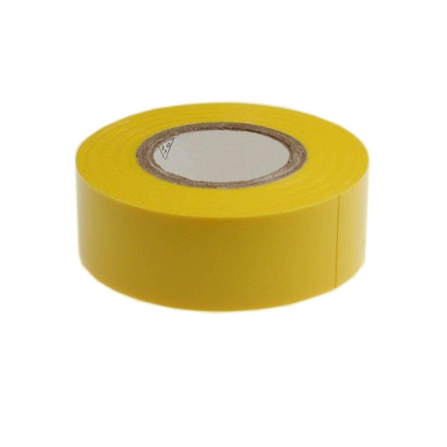 Eine Rolle gelben Klebebands mit einem weißen Kern, die flach auf ihrer Seite vor einem schlichten weißen Hintergrund liegt.