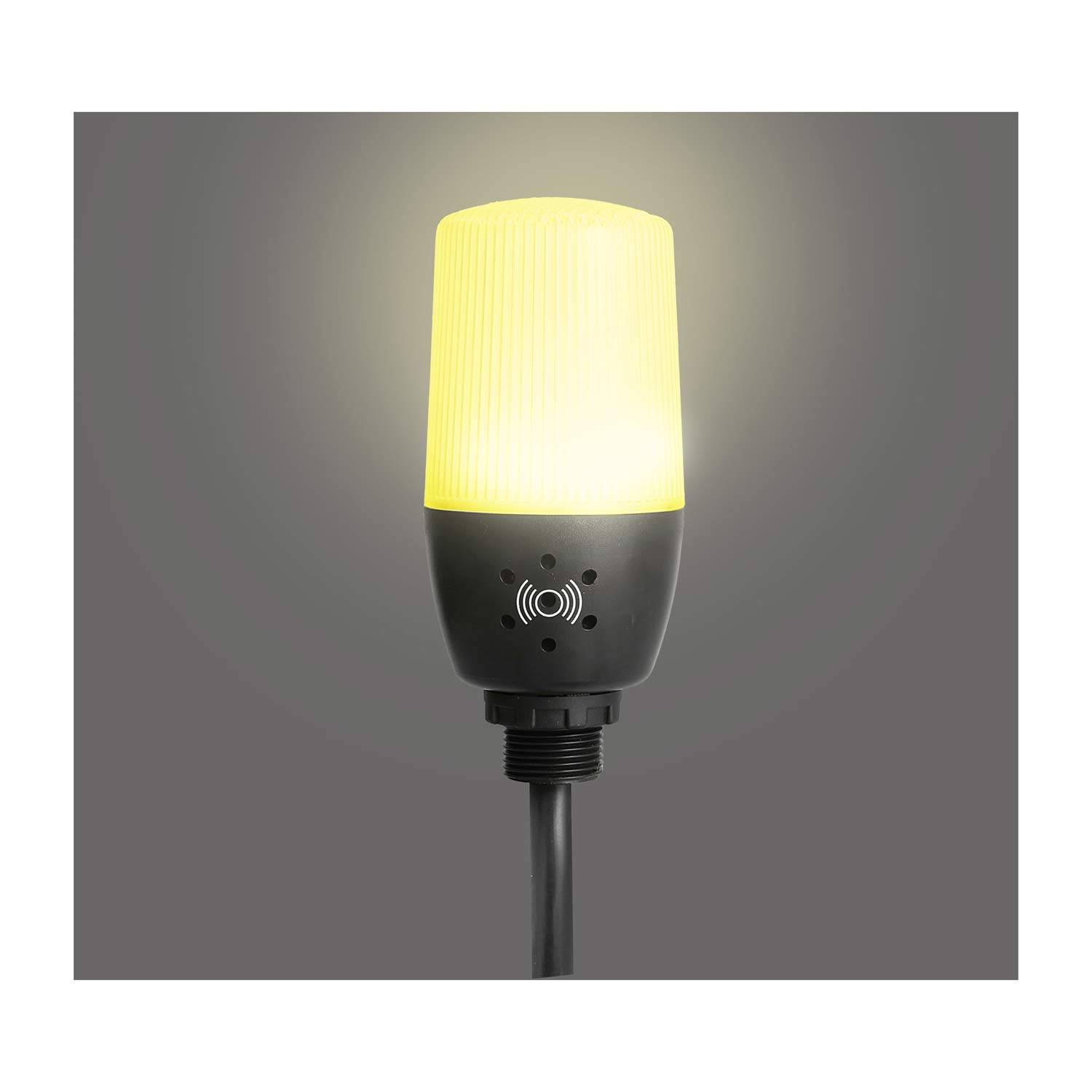 Eine gelbe Warnleuchte auf einer schwarzen Basis leuchtet vor einem grauen Hintergrund, typischerweise verwendet, um Warnungen oder Vorsichtshinweise zu signalisieren.