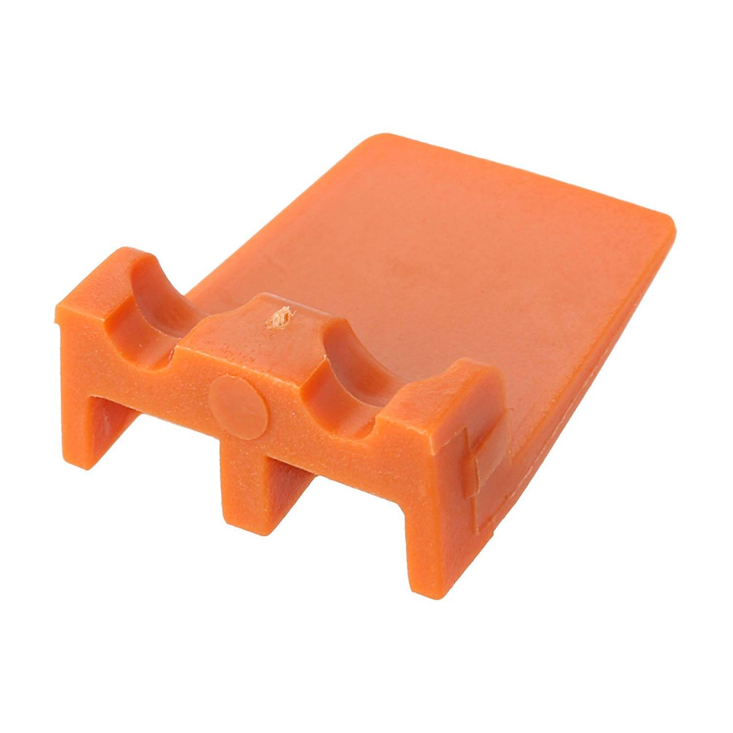 Ein orangefarbener, keilförmiger Kunststoffwerkzeug mit flacher Oberseite und gerillter Unterseite, der zum Ausrichten oder Nivellieren bei Fliesen- oder Bodenbelagarbeiten verwendet wird.