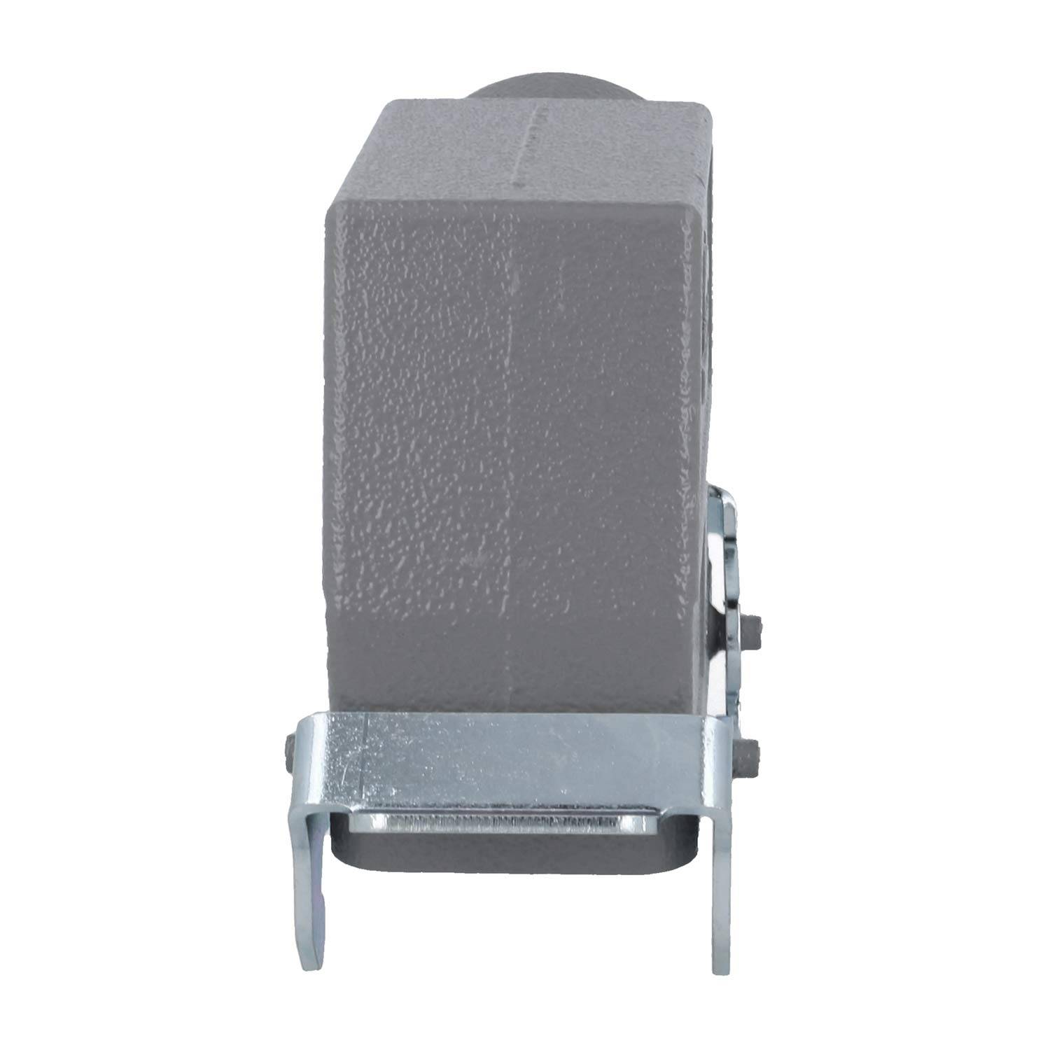 Eine graue Schutzabdeckung mit einer Metallhalterung, möglicherweise für ein elektrisches oder mechanisches Gerät, von der Seite gezeigt.