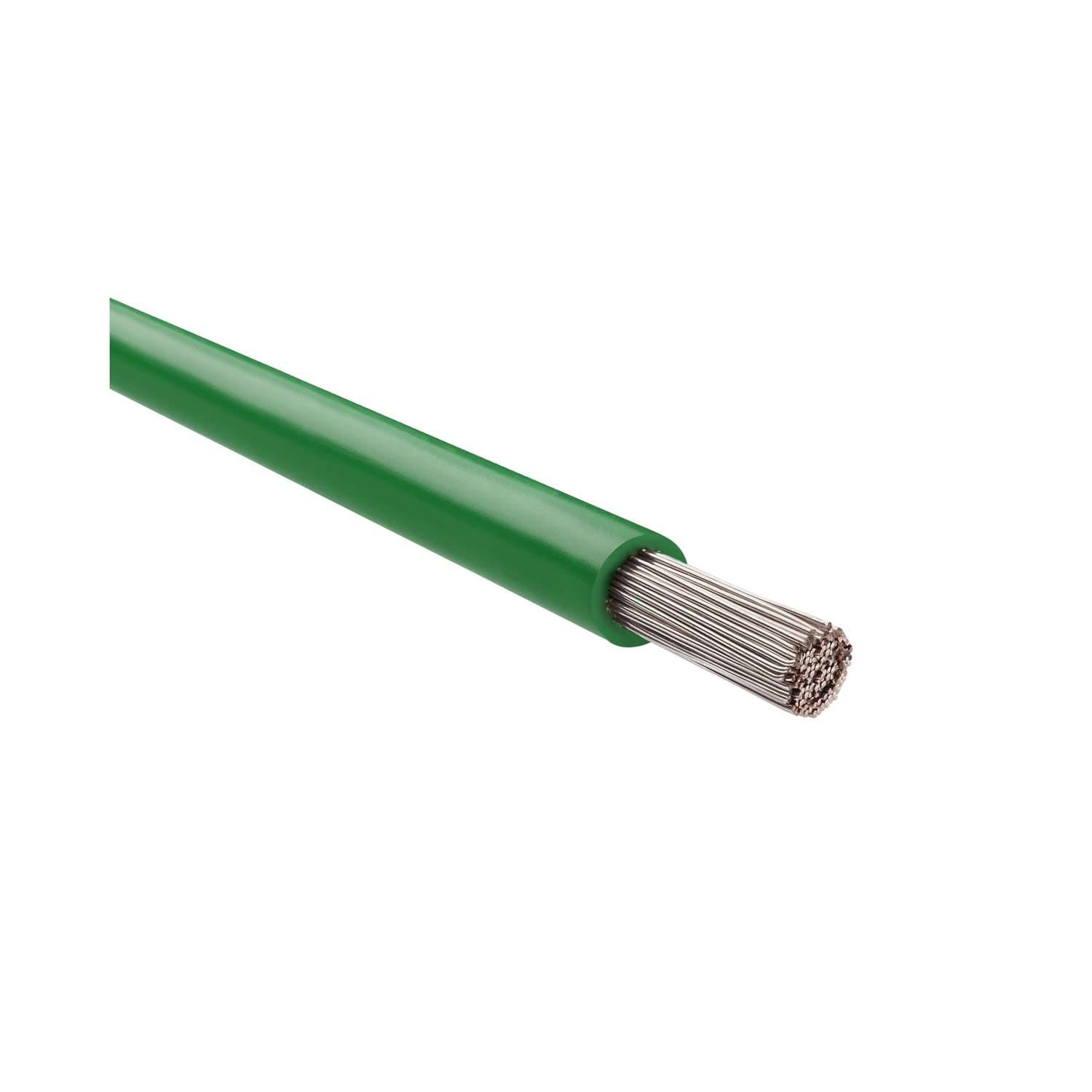 Ein grünes isoliertes Elektrokabel mit freigelegten Silberdrähten am Ende, das einen Querschnitt der inneren Struktur des Kabels zeigt.
