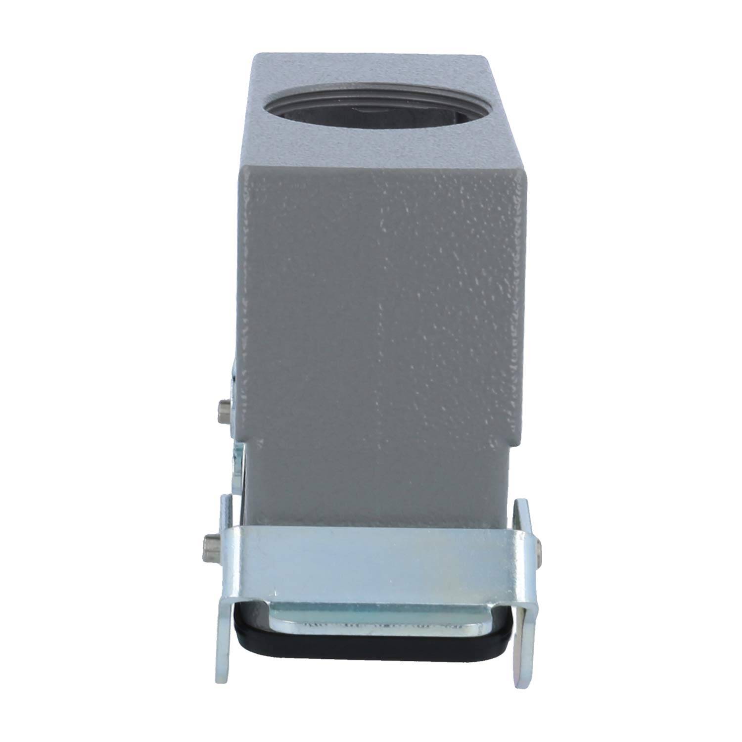 Ein grauer rechteckiger Metallkasten mit einer kreisförmigen Öffnung an der Oberseite, an einem Metallhalter befestigt, möglicherweise Teil einer industriellen Ausrüstung.