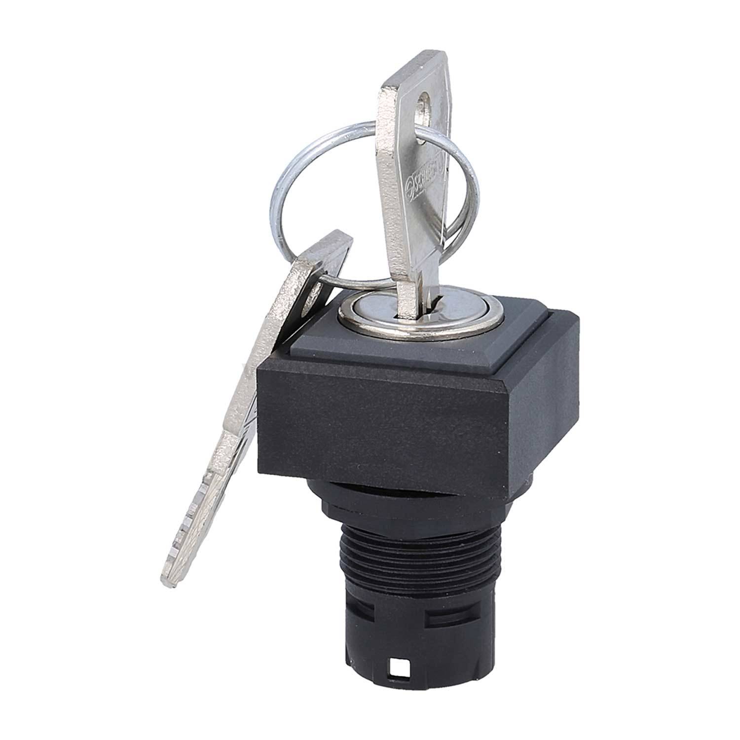 Ein Schlüssel, der in einen schwarzen Schließschalter eingesteckt ist, mit einem zweiten Schlüssel an demselben Ring, diagonal vor einem weißen Hintergrund positioniert.