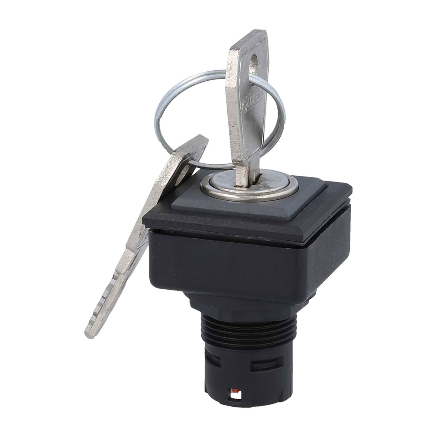 Ein Metallschlüssel, der in einen quadratischen schwarzen Zündschalter mit einem Schlüsselanhänger eingesteckt ist, isoliert auf einem weißen Hintergrund.