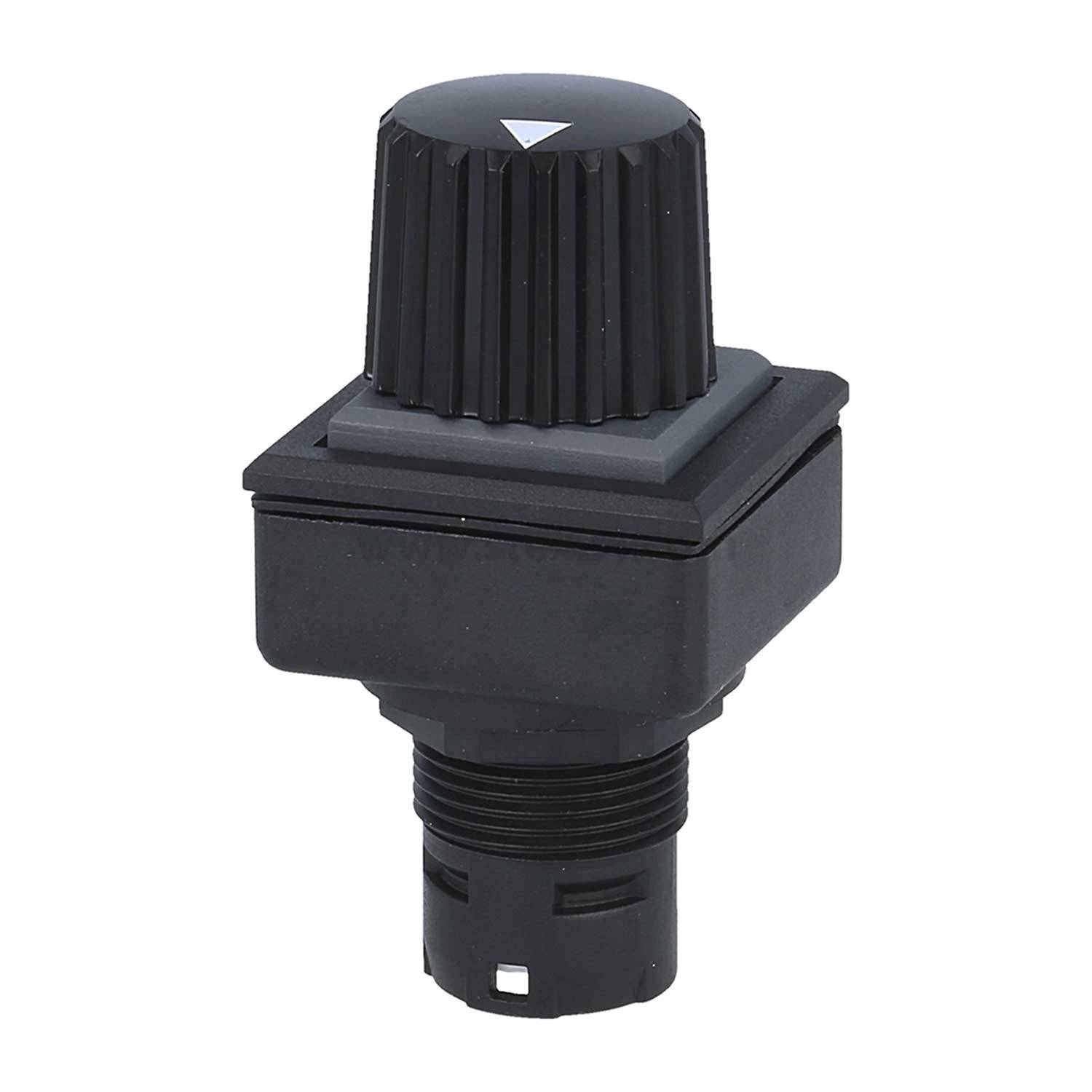 Schwarzer industrieller Drehschalter mit erhabener Griffpartie, quadratischer Grundfläche und Richtungspfeil auf der Oberseite, für die Paneelmontage konzipiert.