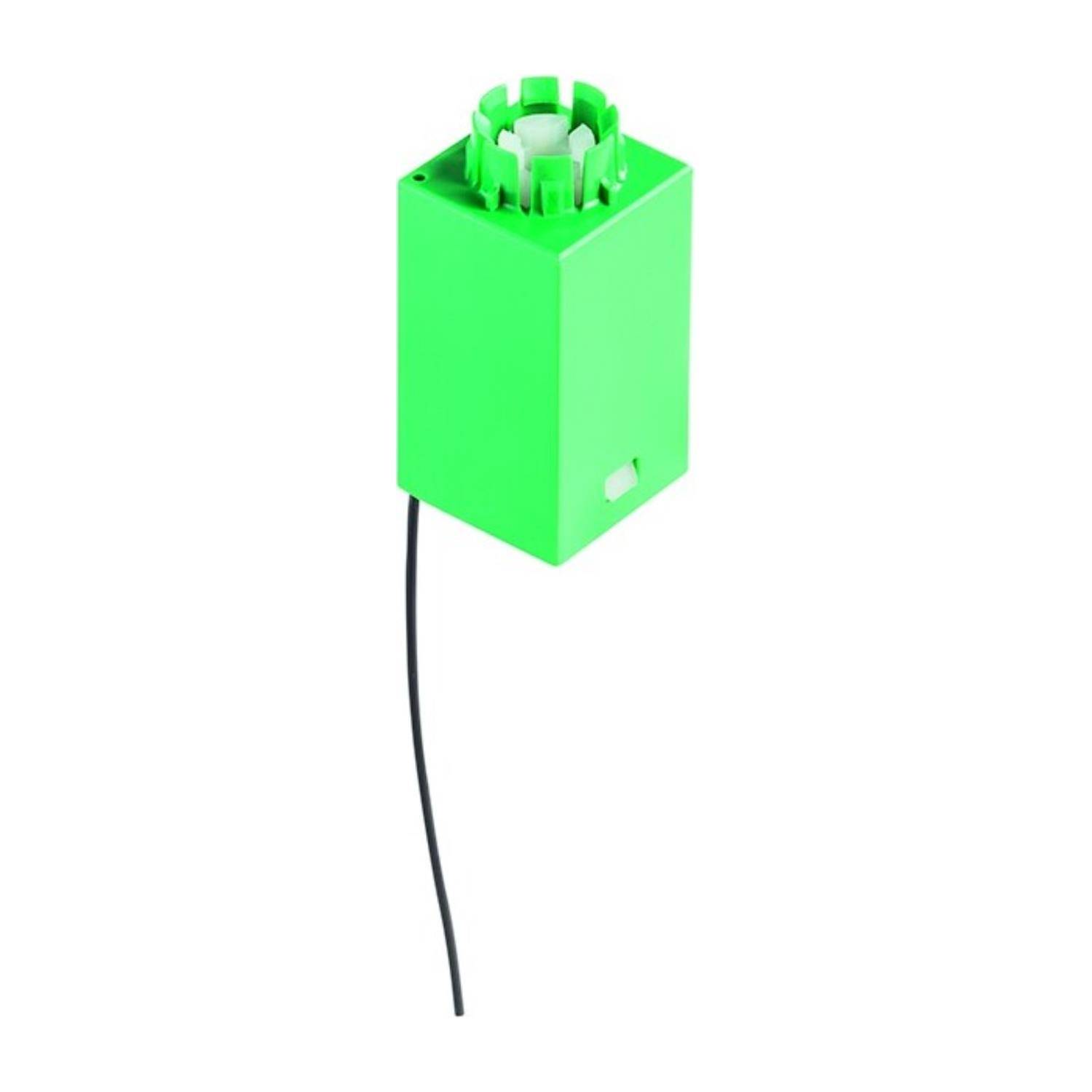 Ein kleiner grüner Elektromotor mit einem sichtbaren schwarzen Draht, der von der Basis herausragt.