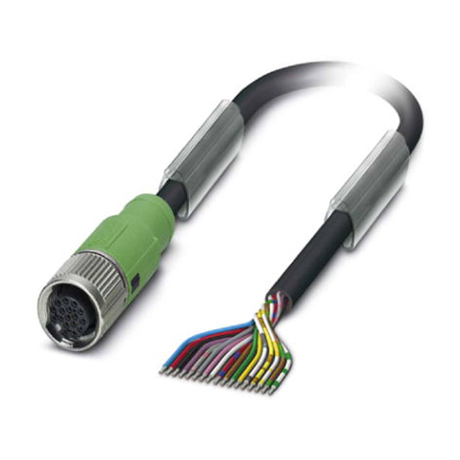 Ein Nahaufnahme eines mehrfarbigen Kabels mit einem grünen Stecker, bei dem die einzelnen farbigen Adern aus der schwarzen Ummantelung herausragen.