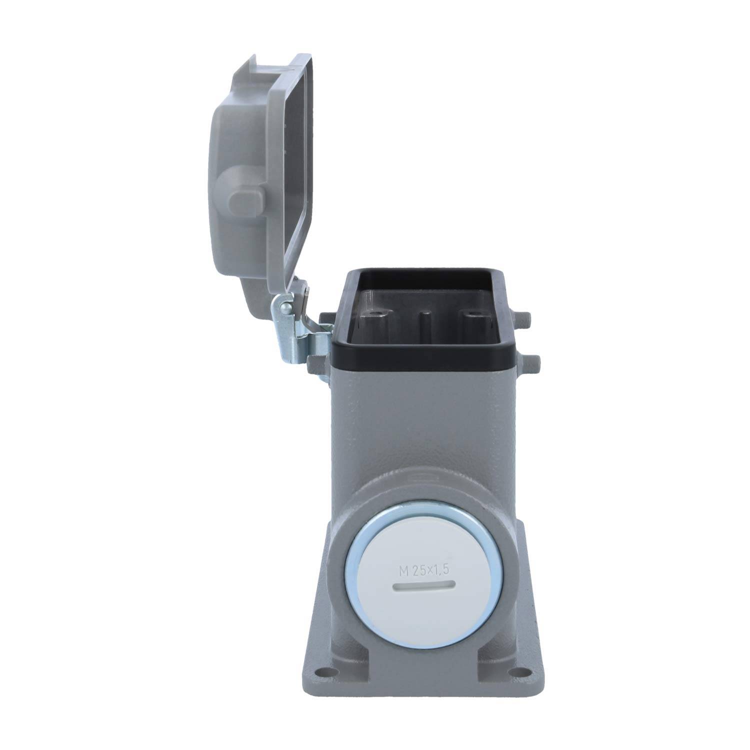 Eine graue, industrielle Steckdose mit offener Schutzabdeckung, auf einem Sockel montiert, für den Außen- oder Schwerlastbereich konzipiert.