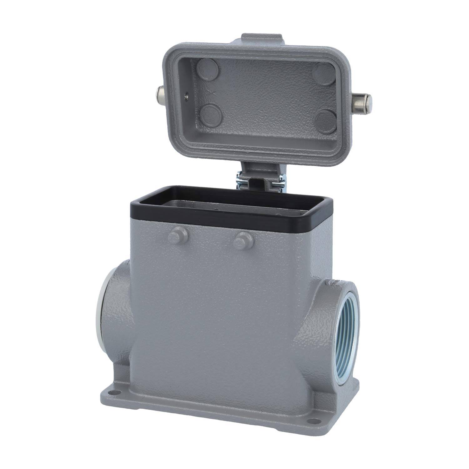 Eine metallische, offene Elektro-Verteilerdose mit einem Klappdeckel, die den Innenraum und seitliche Öffnungen für Leitungsanschlüsse zeigt.