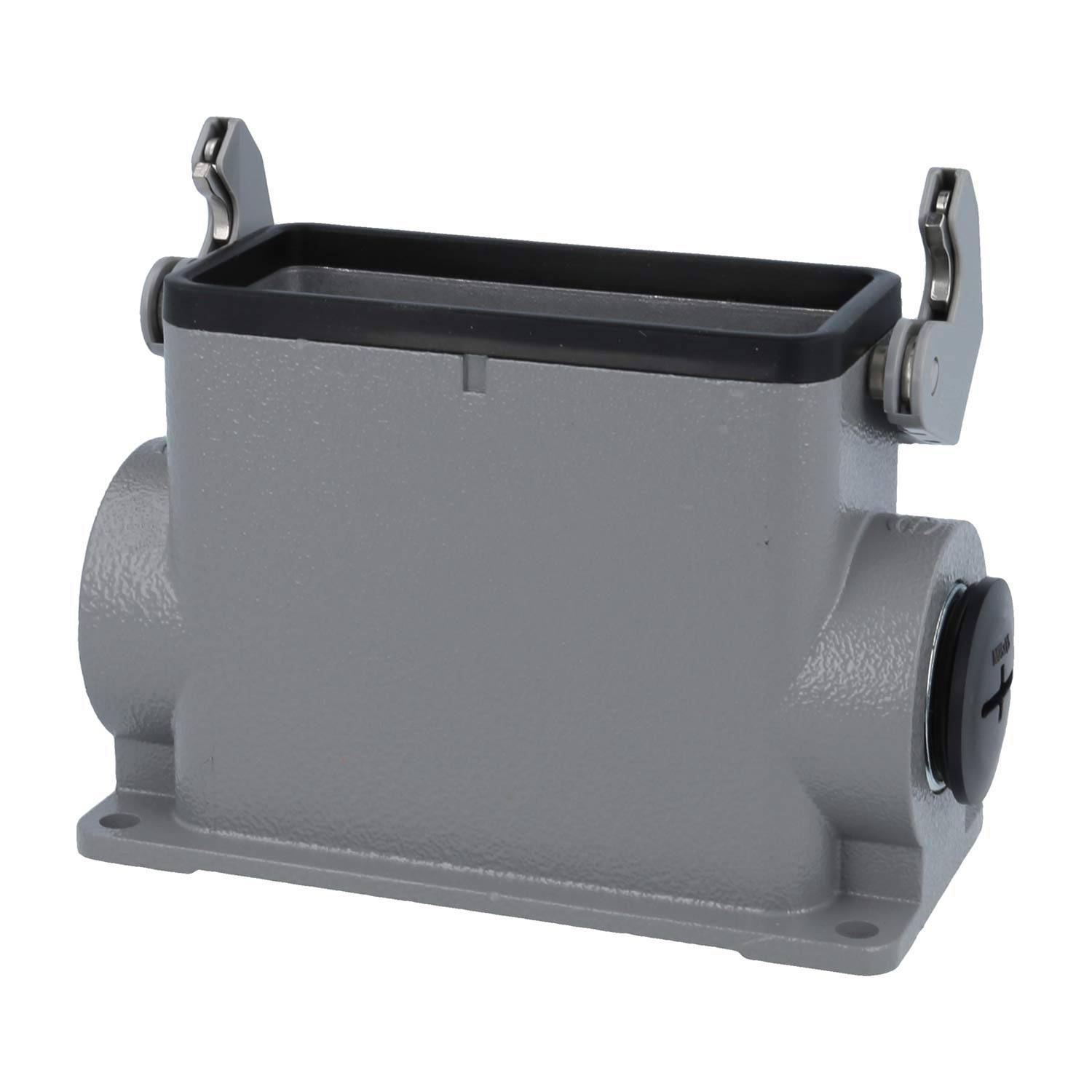 Ein rechteckiges, graues Metallgehäuse für elektrische Anschlüsse mit seitlichen Verriegelungen und einer geschlossenen Oberseite mit Öffnung.