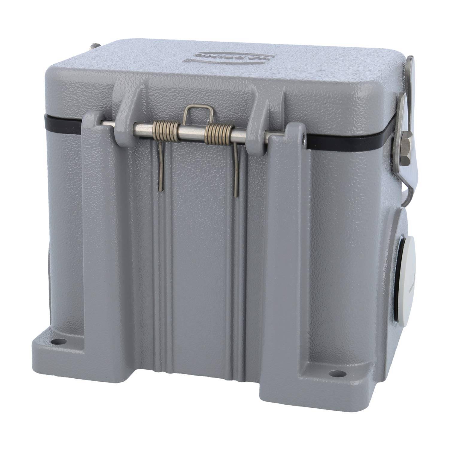 Ein grauer, robuster isolierter Kühlschrank mit einem Metallverschluss, für den Outdoor-Einsatz konzipiert, in geschlossener Position dargestellt.