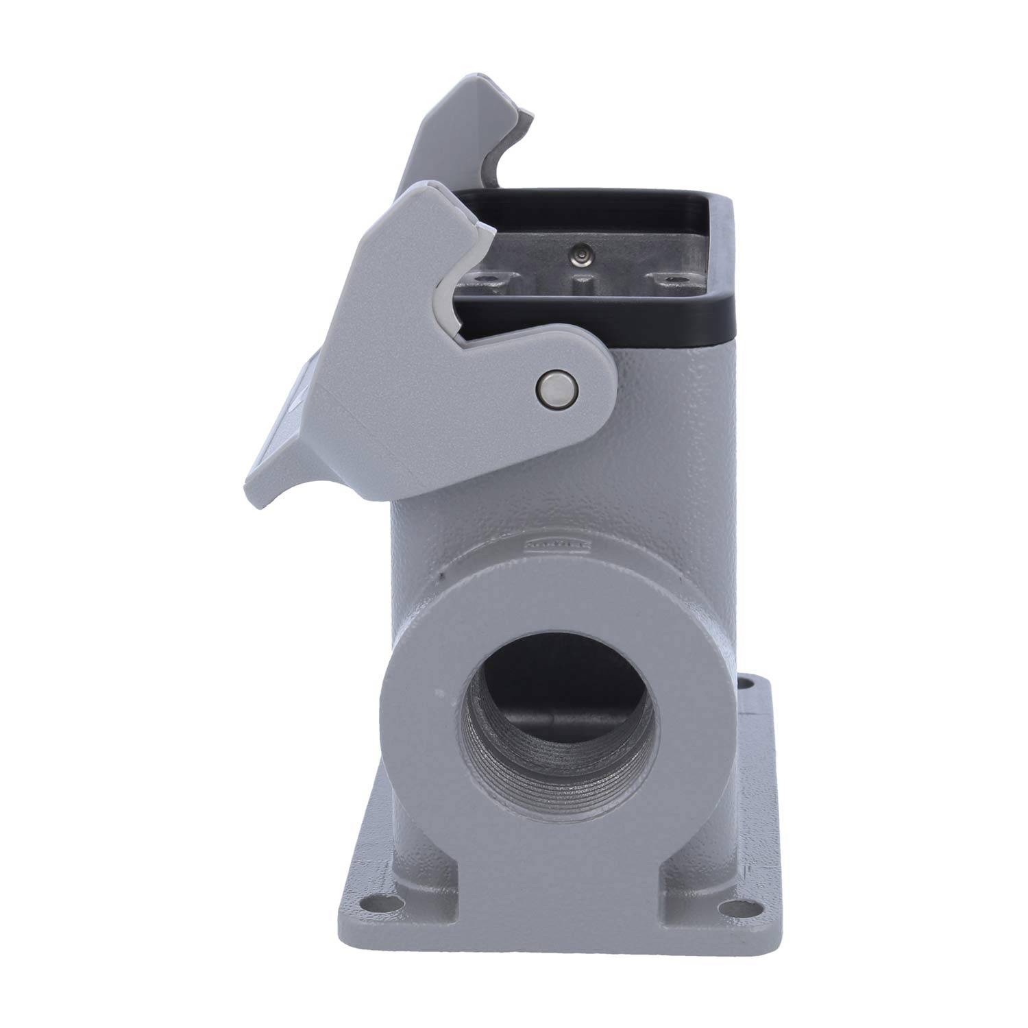 Ein grau-metallisches Kabeleinführungsgehäuse mit einer aufklappbaren Oberseite, geeignet für industrielle Anwendungen, montiert auf einer quadratischen Basis.