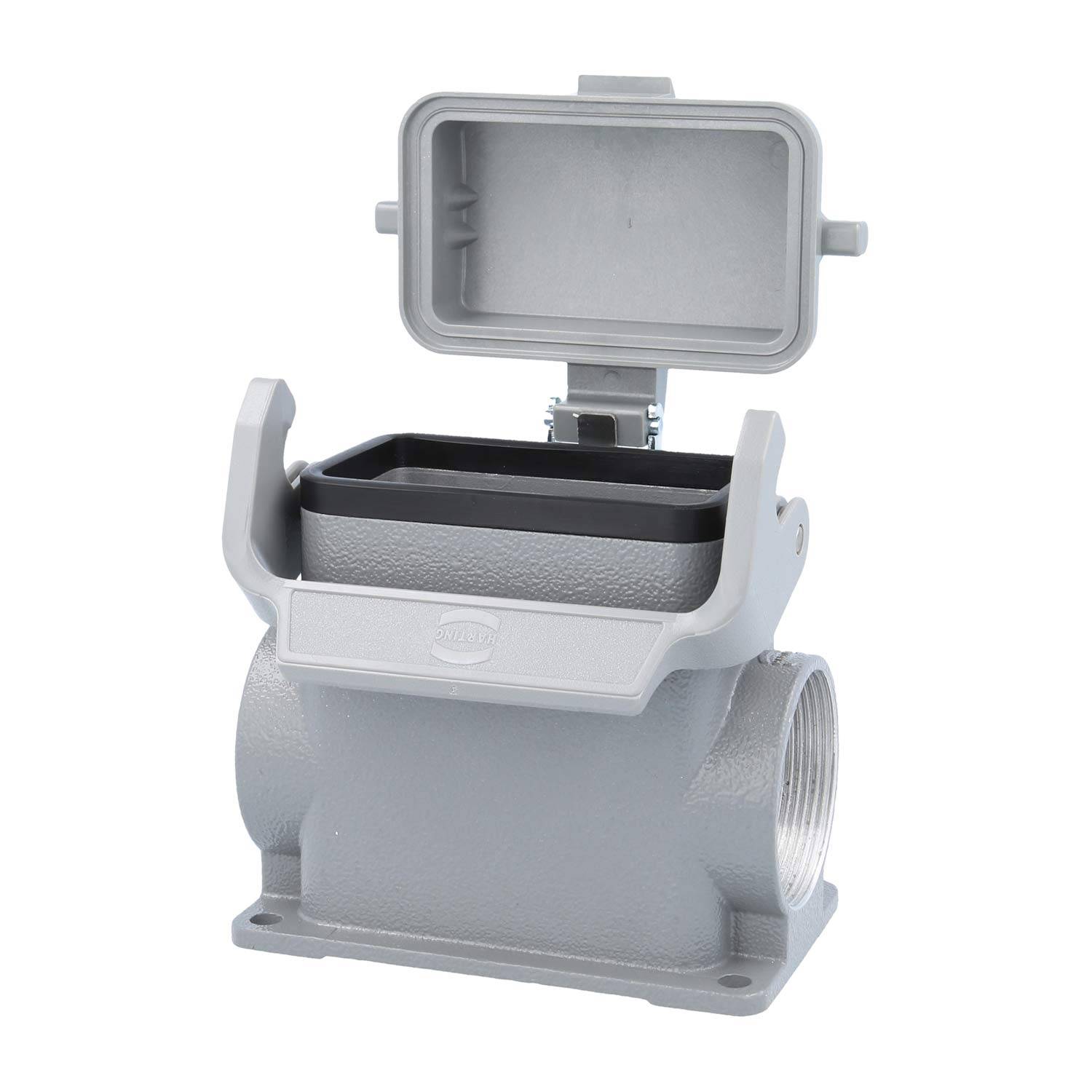 Ein offenes, rechteckiges industrielles Anschlussgehäuse mit Metalloberfläche, das sein Innenleben zeigt. Es ist vor einem einfarbigen Hintergrund positioniert.