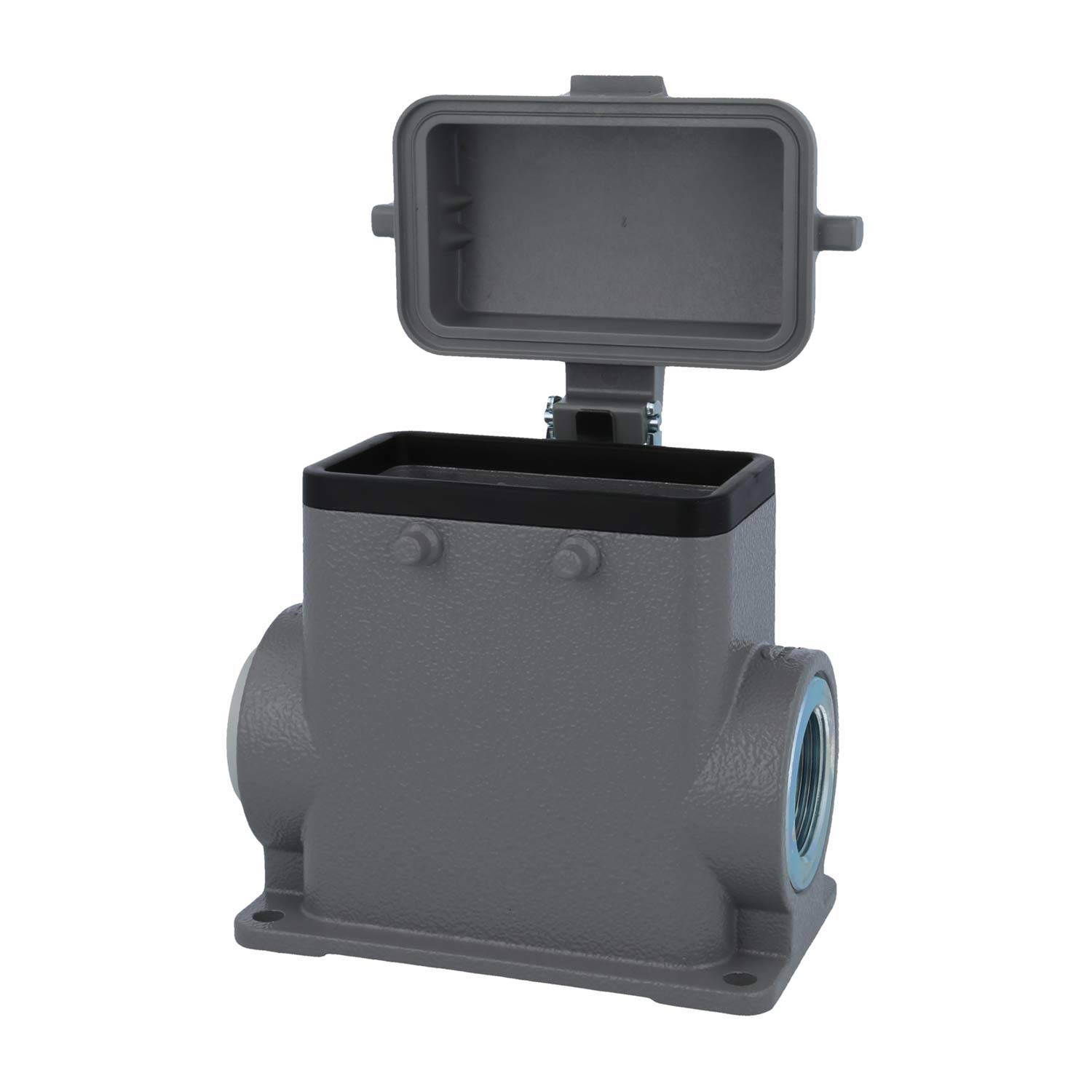 Graue Elektro-Verteilerdose mit offenem Deckel, die ein leeres Inneres zeigt. Metallkonstruktion; seitliche Rohranschlüsse für Kabelverbindungen sichtbar.