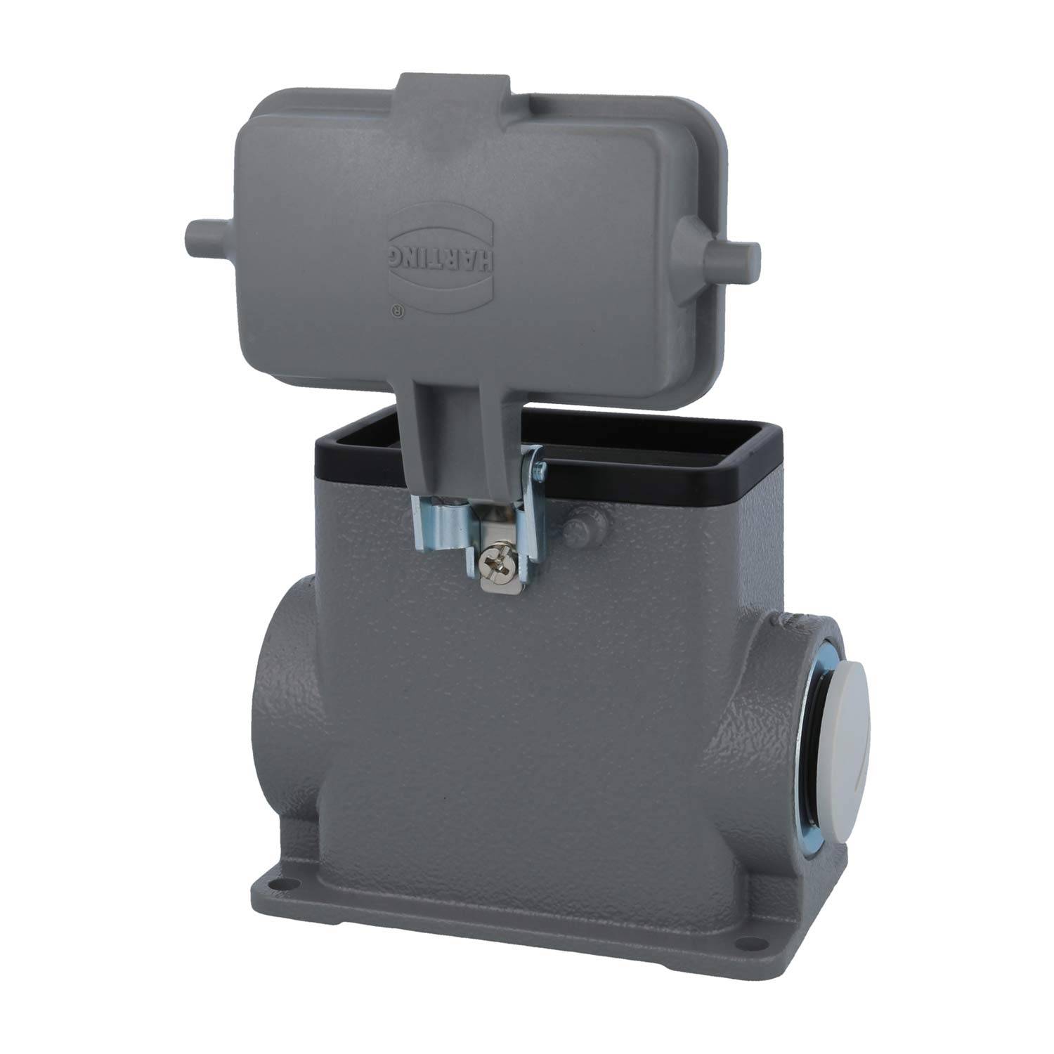 Ein grauer industrieller elektrischer Anschluss mit einem klappbaren Deckel, verwendet zum Schutz elektrischer Verbindungen; auf dem Deckel mit 'Harting' gekennzeichnet.