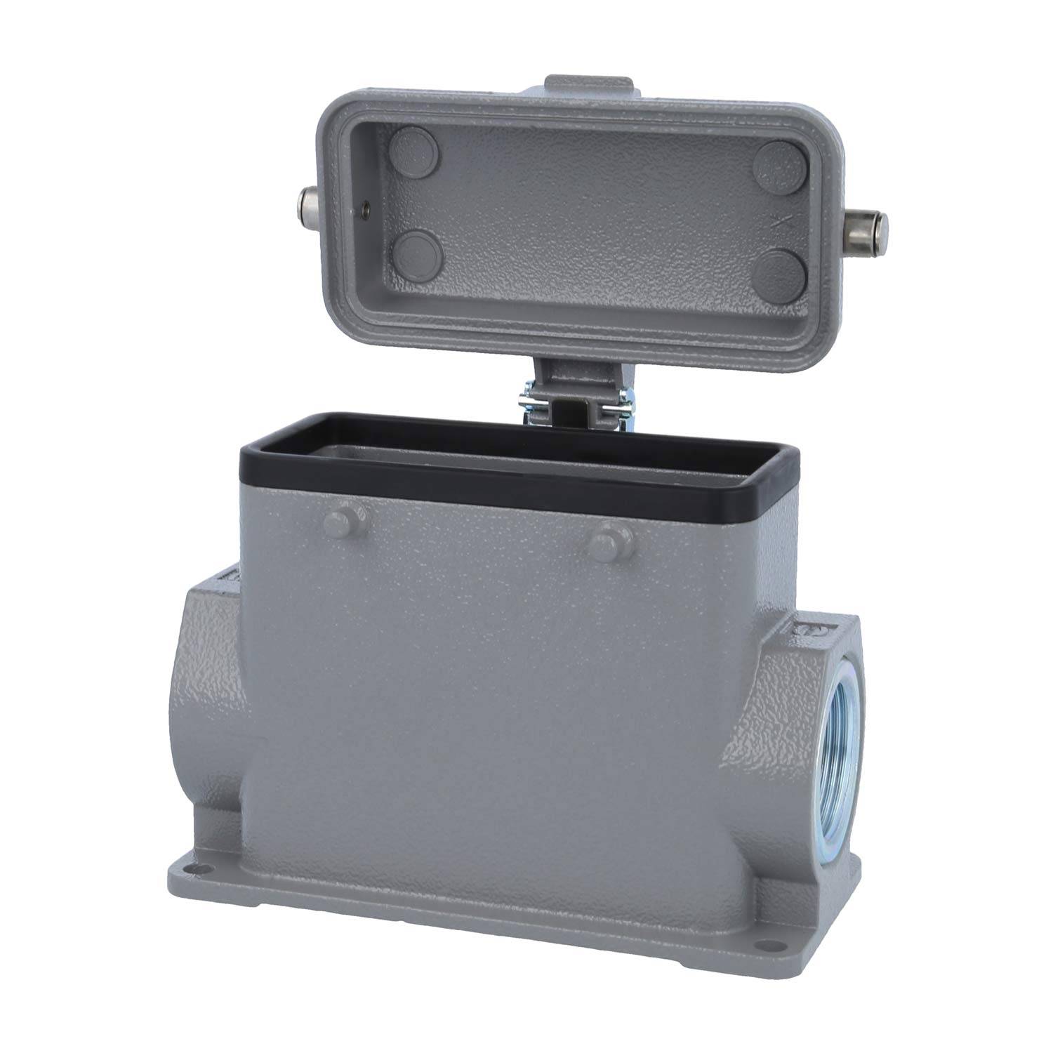 Eine industrielle elektrische Verteilerdose mit grauem Metallgehäuse, offener Abdeckung und zwei seitlichen Kabeleintrittsöffnungen, geeignet für verschiedene Verdrahtungsanwendungen.