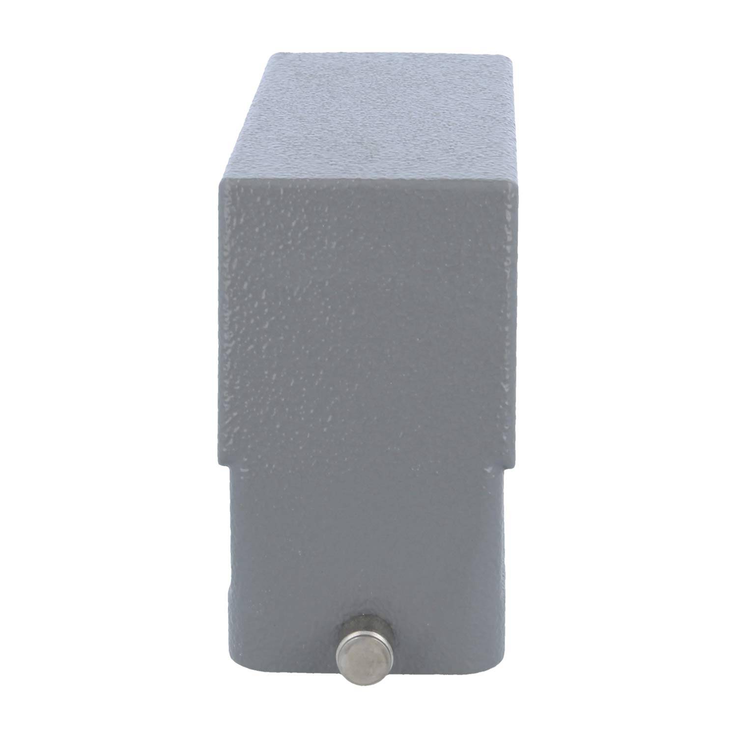 Eine Nahaufnahme einer grauen rechteckigen Metallbox mit einem kleinen, runden, hervorstehenden Knopf auf ihrer Vorderseite.