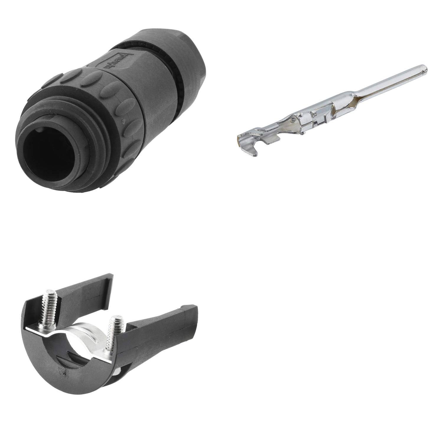 Sortiment an Klempnerwerkzeugen: Rohrabschneider, Bohraufsatz und schwarzer Rohranschluss, einzeln vor einem weißen Hintergrund angeordnet.