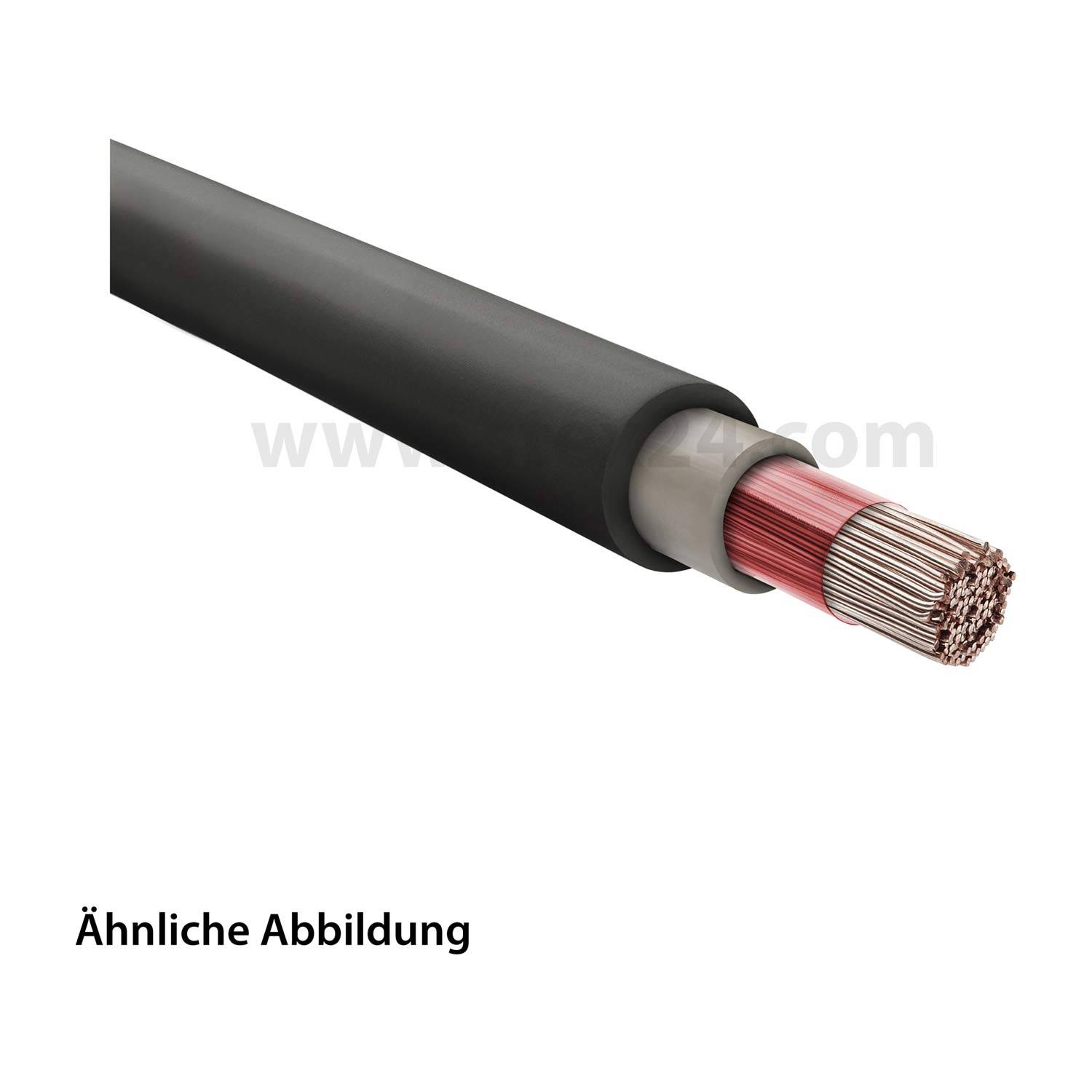 Ein schwarzes elektrisches Kabel, das sein rotes Kupferdrahtinneres zeigt.