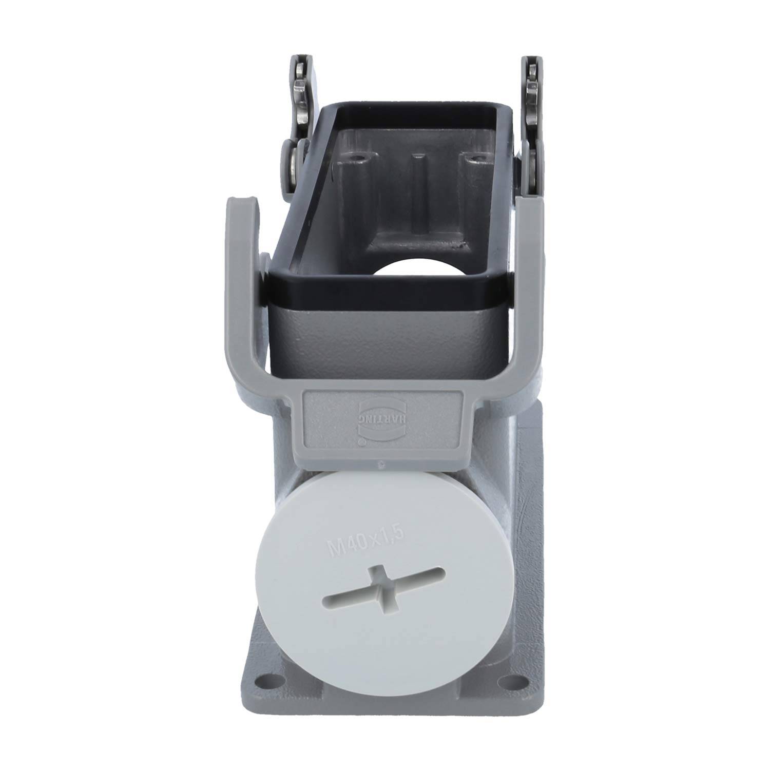 Ein graues elektrisches Anschlussgehäuse mit einer klappbaren Verriegelung und einer kreisrunden Öffnung am Boden, konzipiert zum Sichern und Schutz von Verbindungen.