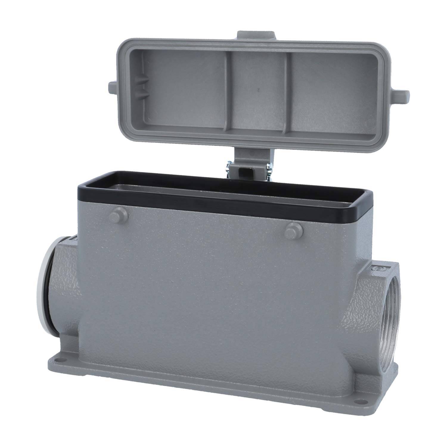 Grauer rechteckiger elektrischer Verteilerkasten mit offener Abdeckung, der eine schwarze Schutzauskleidung zeigt. Seitenöffnungen für Kabel sind sichtbar.