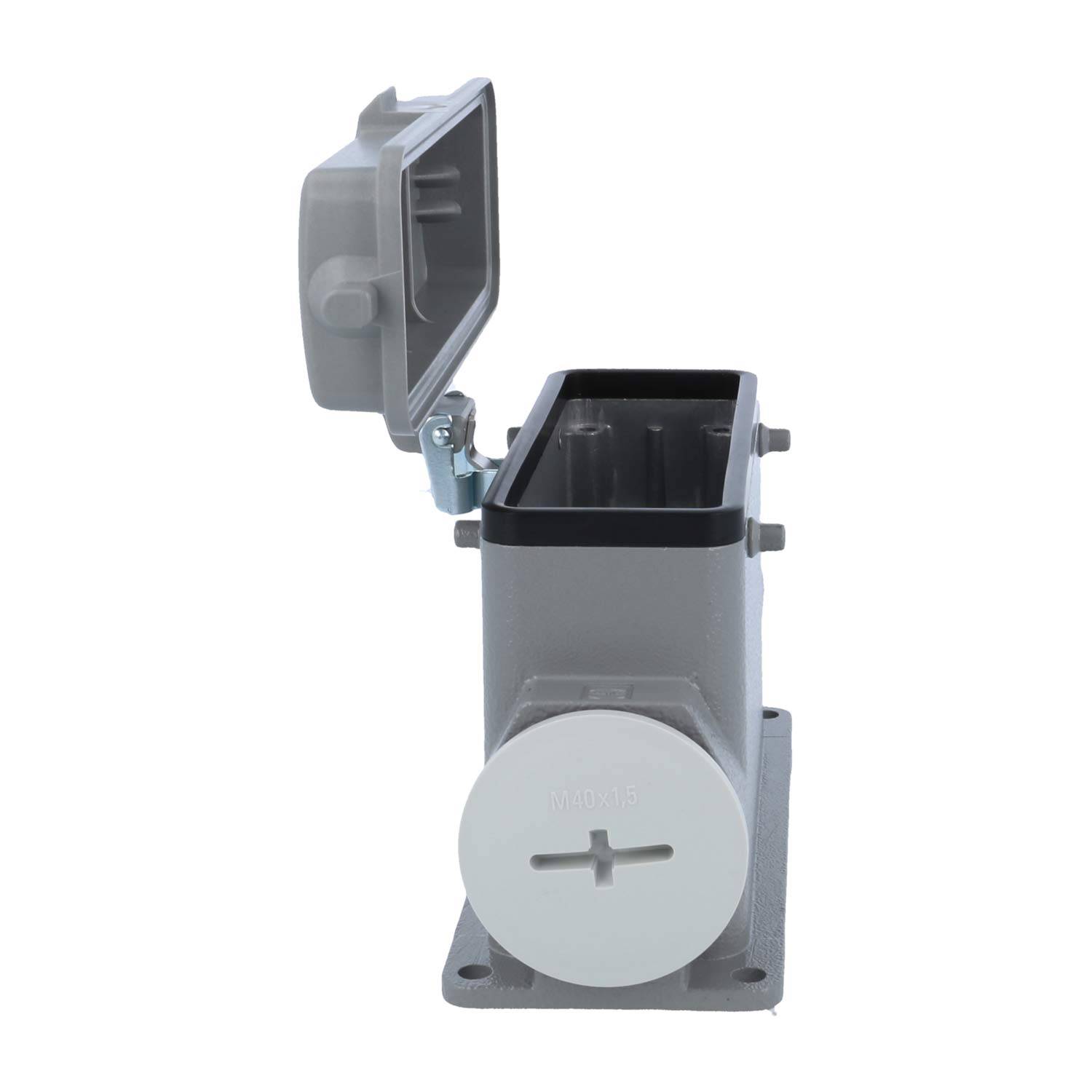 Eine graue, industrietaugliche Steckdose mit einem Schutzdeckel, der auf der Seite angebracht ist, steht offen und gibt die Steckbuchse im Inneren frei.