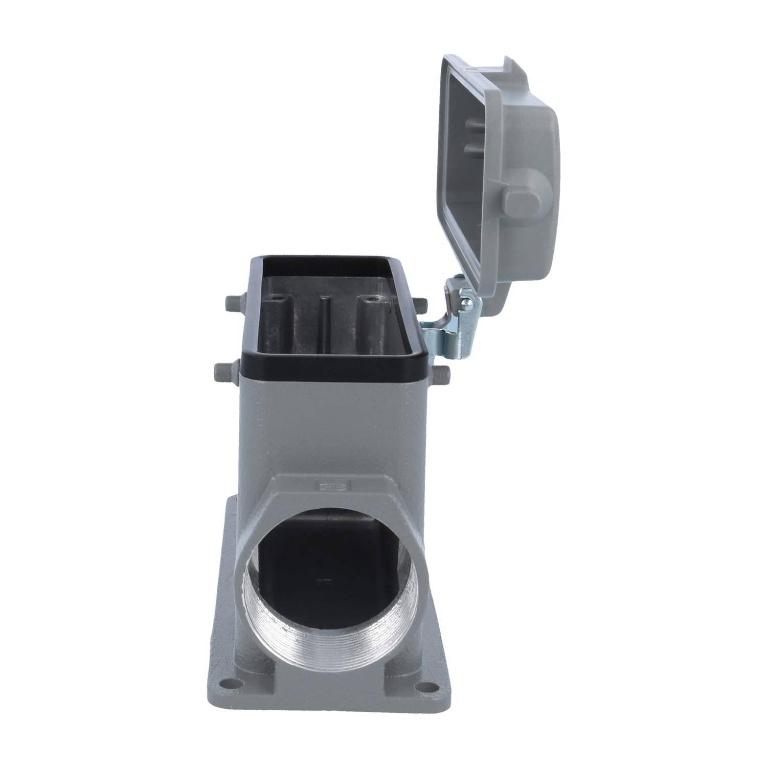 Ein Metallverteilerdose mit angebrachtem, offenem Deckel, die einen Eintrittspunkt für die Installation von Elektroleitungen zeigt.