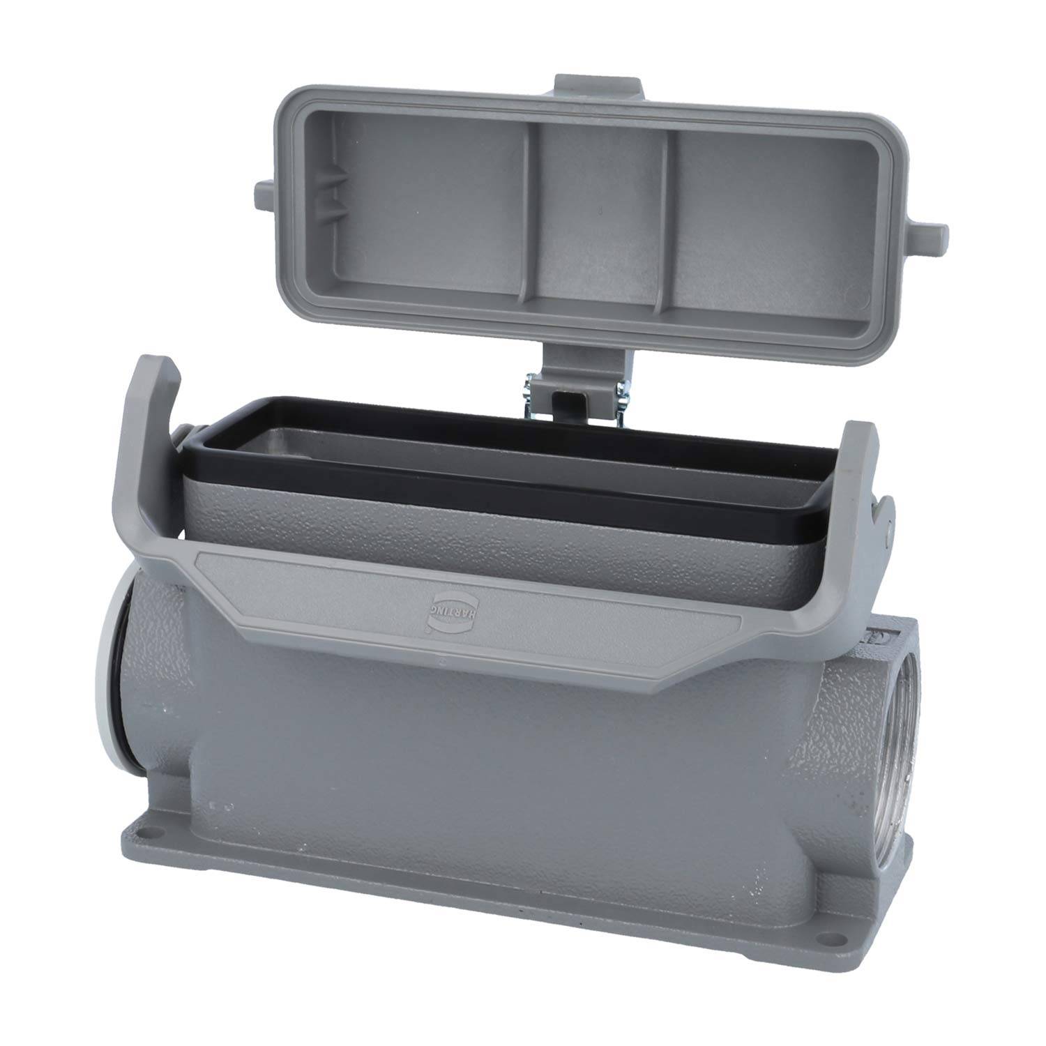 Ein grauer, rechteckiger, mit Scharnier versehener Kunststoffgehäuse, geöffnet mit einem leeren Innenraum. Entwickelt zur Aufnahme und zum Schutz elektrischer Komponenten.