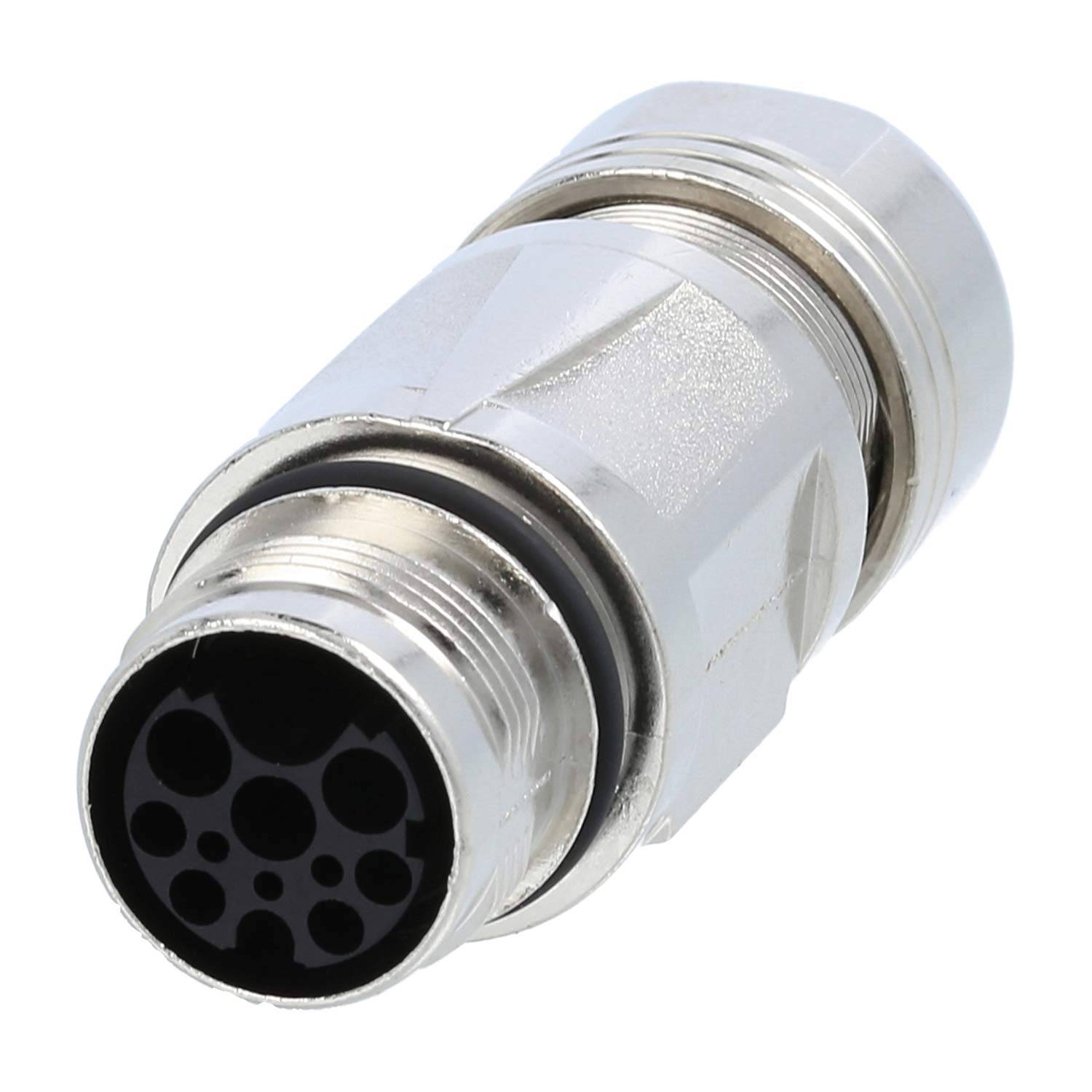 Ein silberner, zylindrischer Mehrfachstecker, der aus einem Winkel betrachtet wird und dessen komplexes Pindesign an der offenen Seite sichtbar ist.